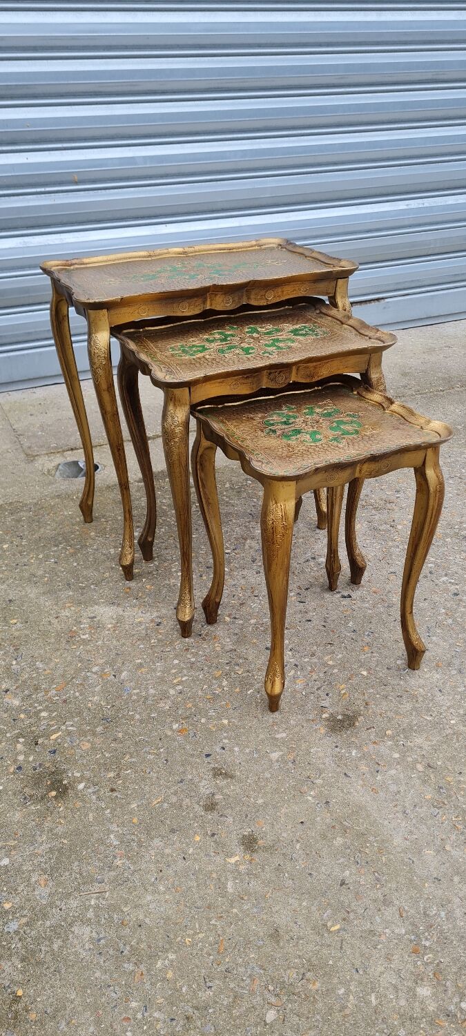 Venetian nesting table