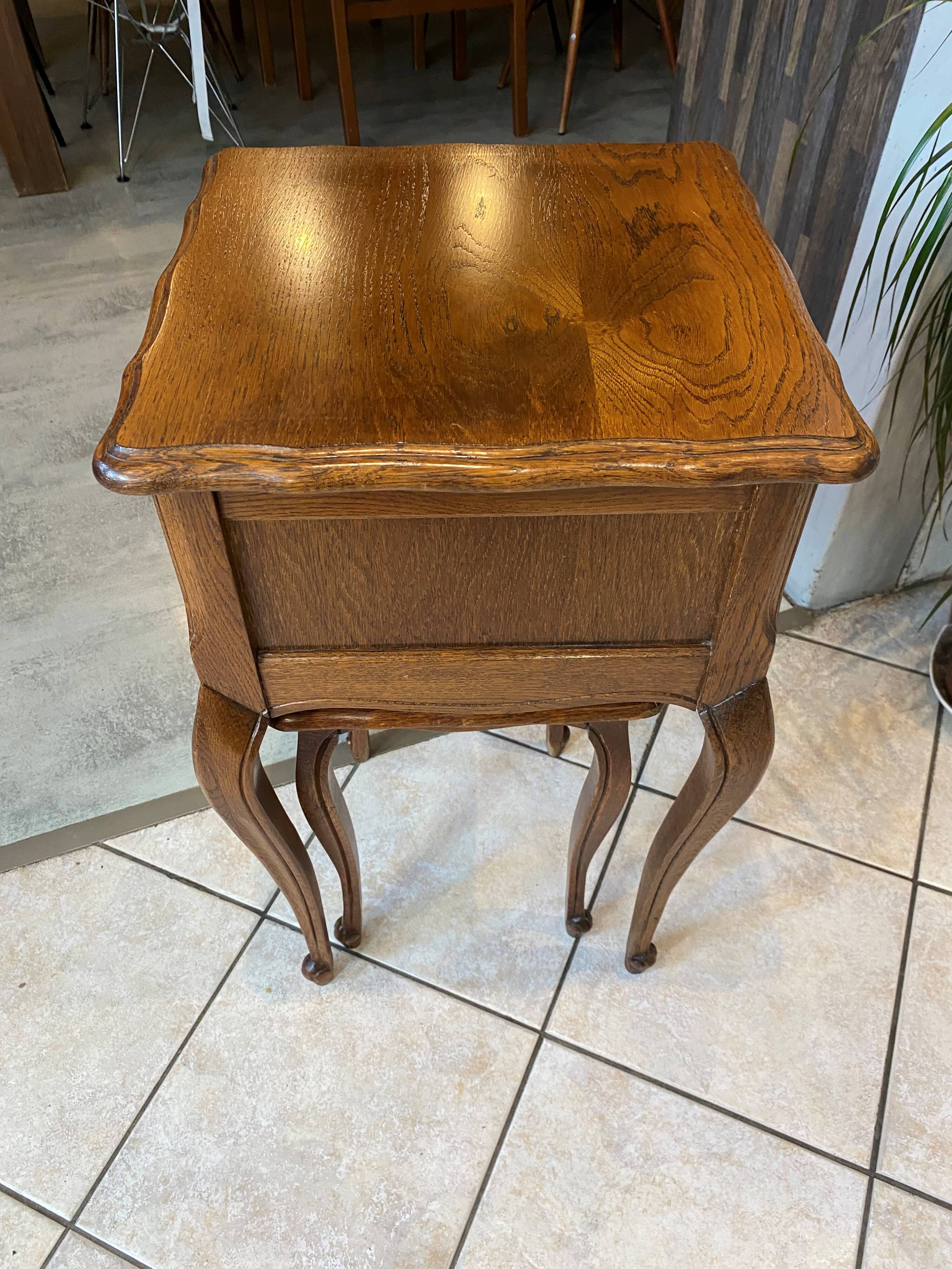 Gueridon set with gueridon and stool in solid oak in Louis XV style.