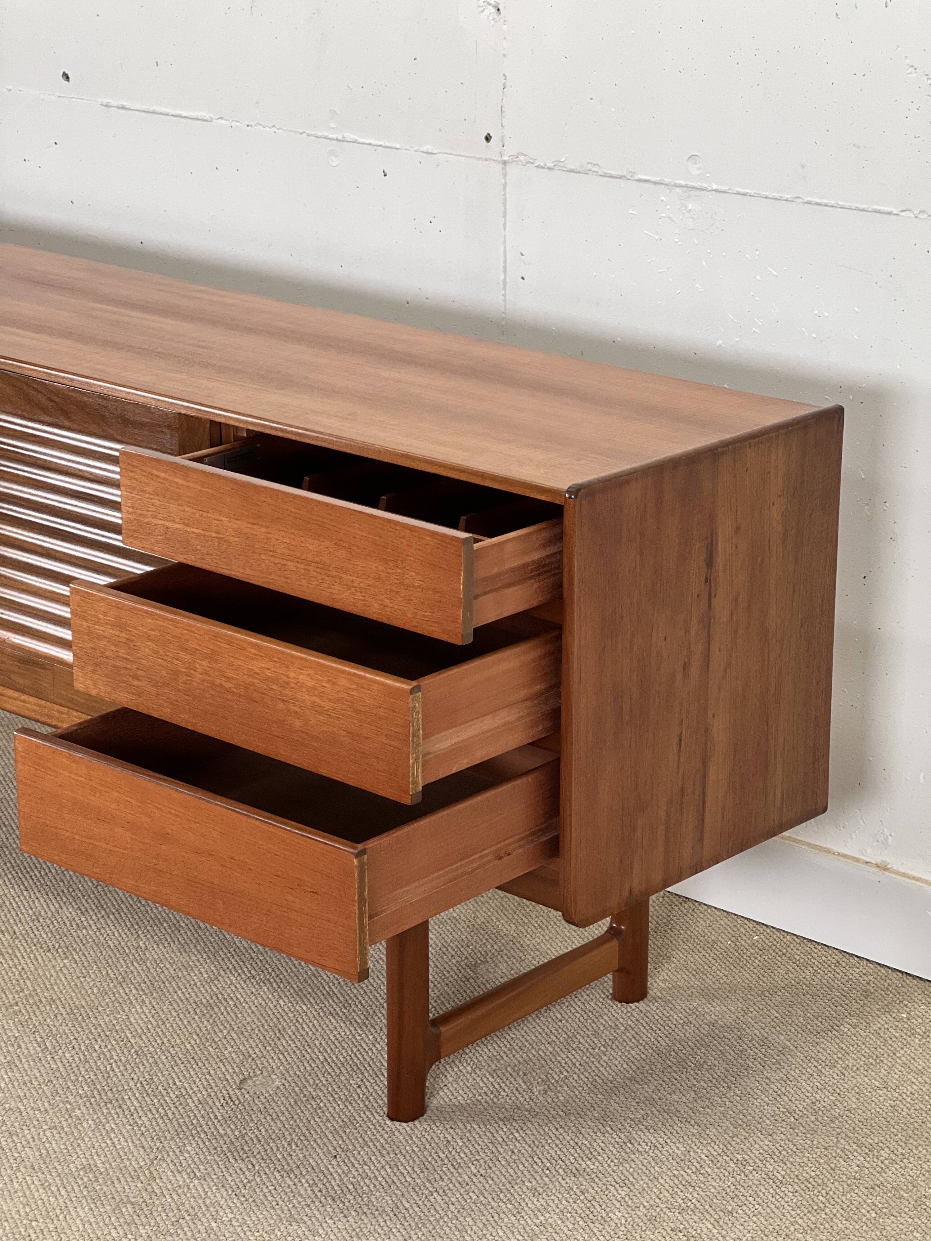 Buffet Mcintosh en noyer.