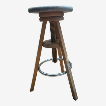 Industrial chair tripodeva screws