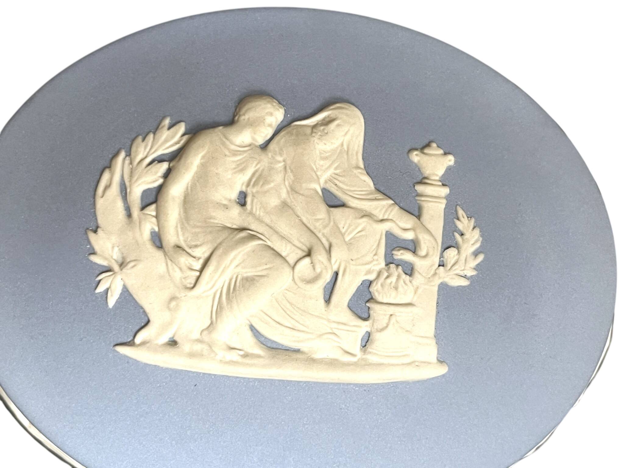 Wedgwood, blue jasper bonbonnière with antique decoration from the 20th century.