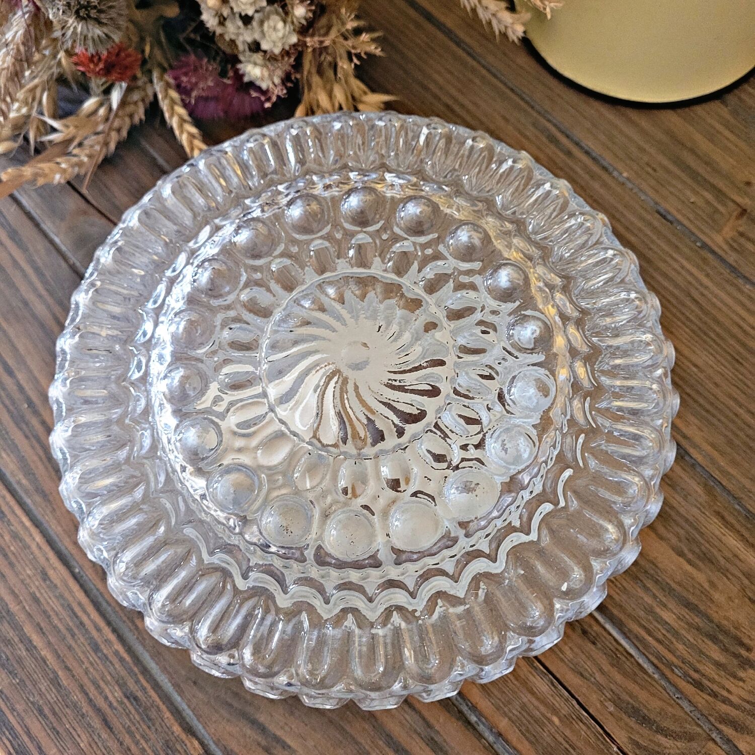 Ceiling lamp in molded glass