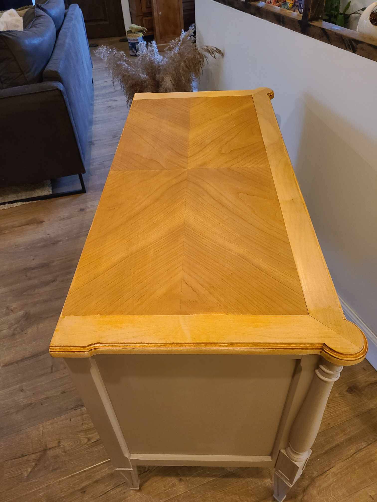 Commode en bois peint