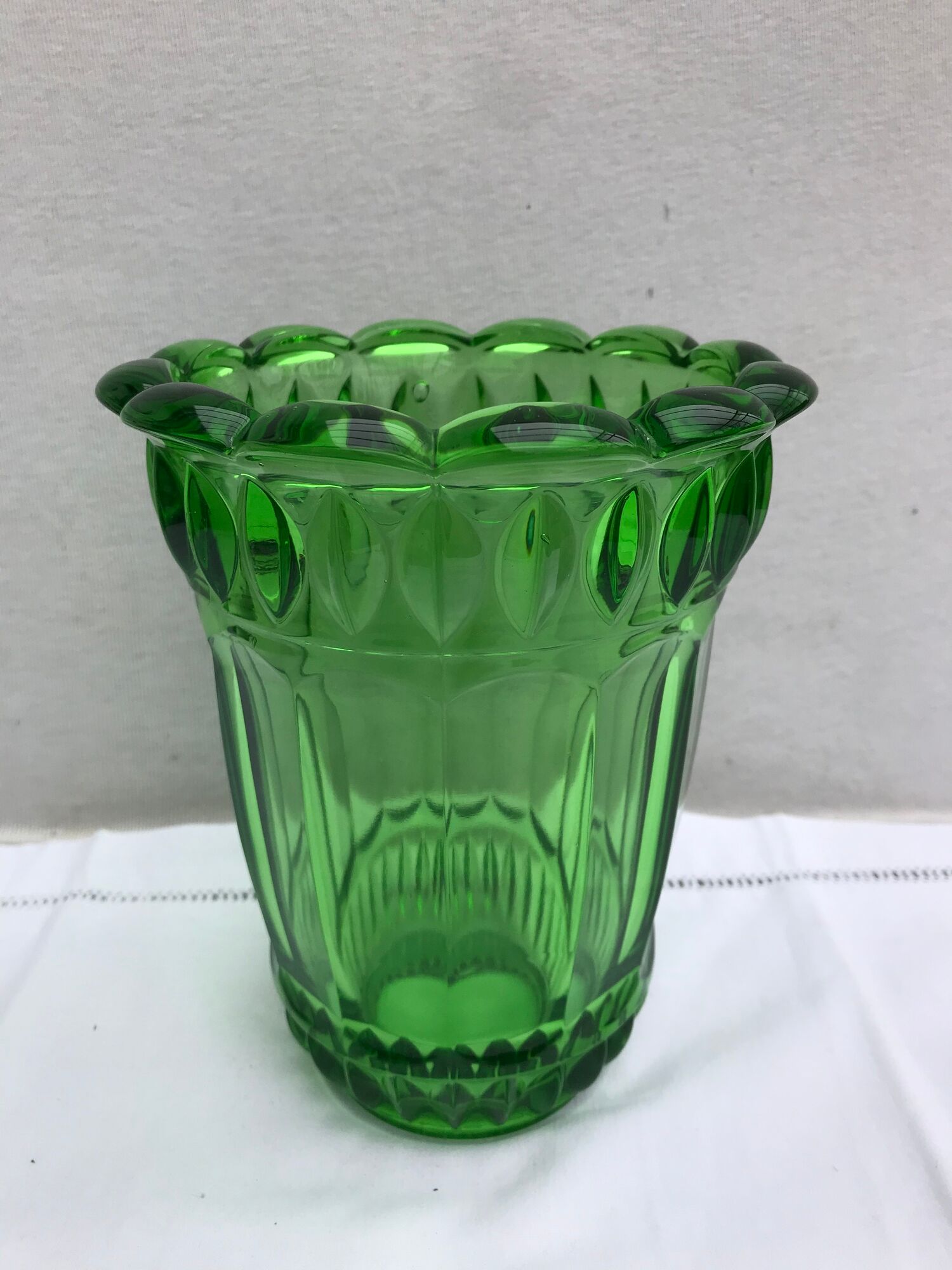 Former Vase ART DECO Style AVEN Glass Green Mold Vintage Decoration