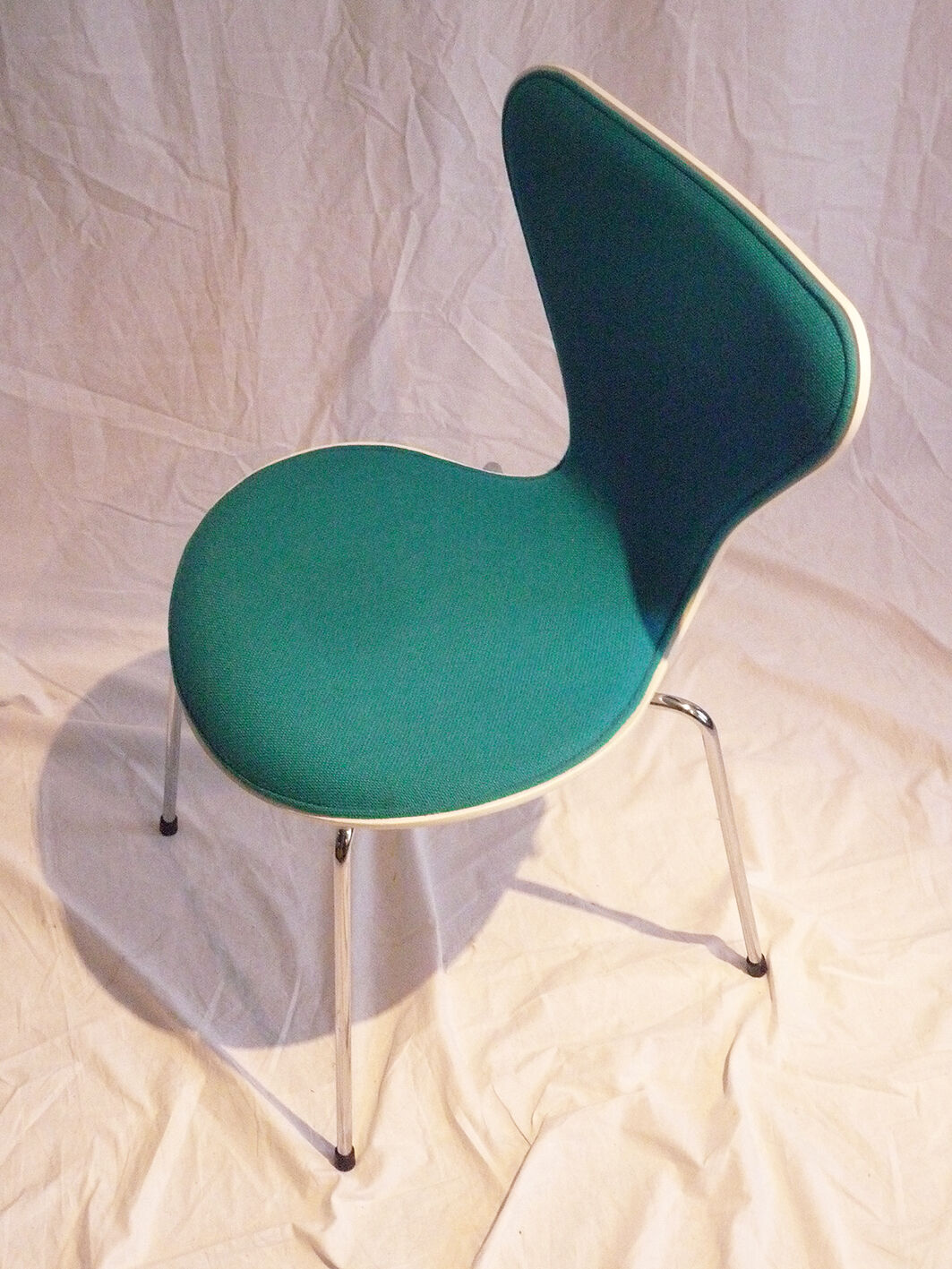 Chaise modèle 3107 tissu turquoise design Jacobsen, édition Fritz hansen