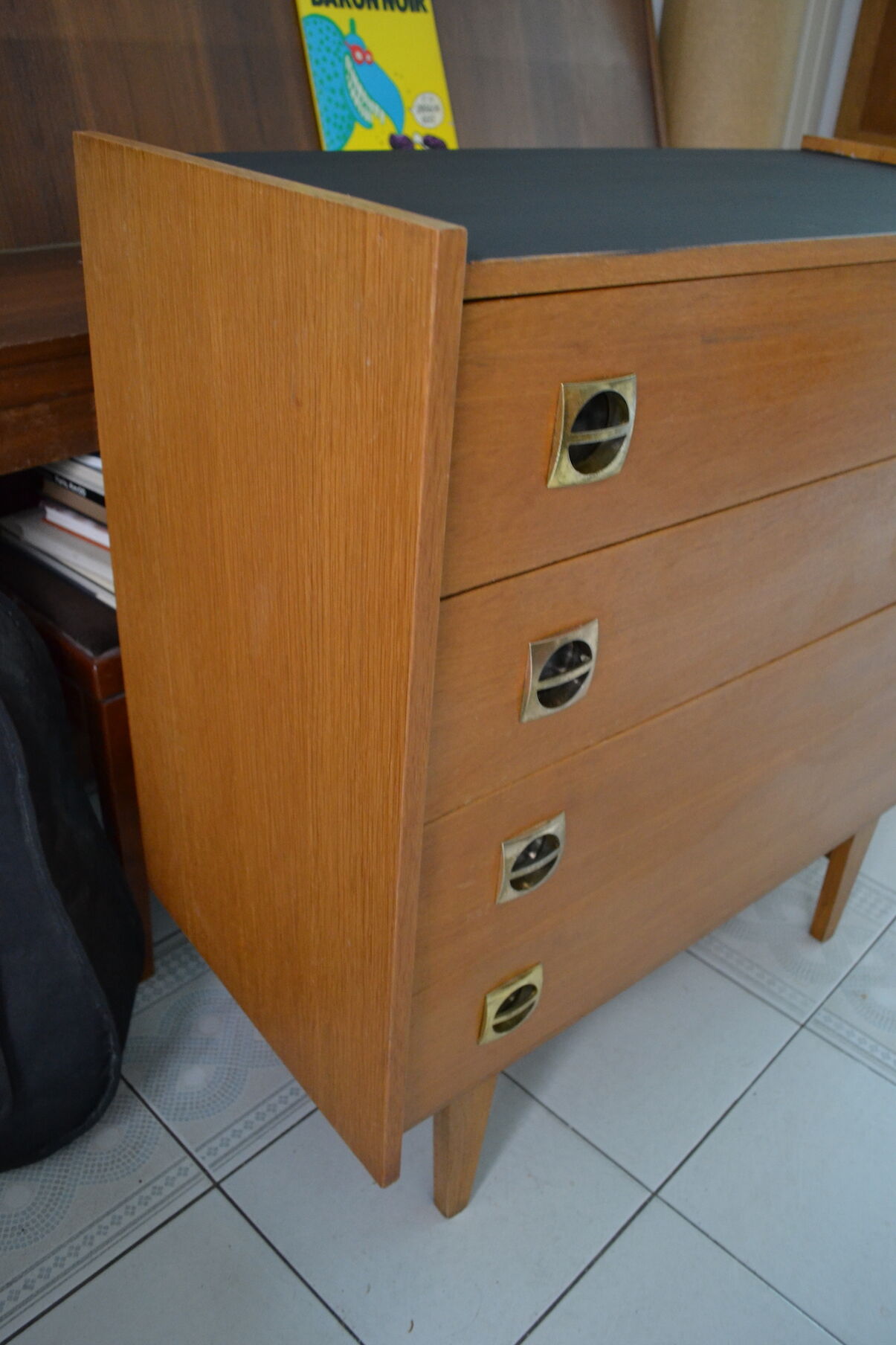 Chest of drawers 60 feet spindle