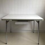 Table en formica grise
