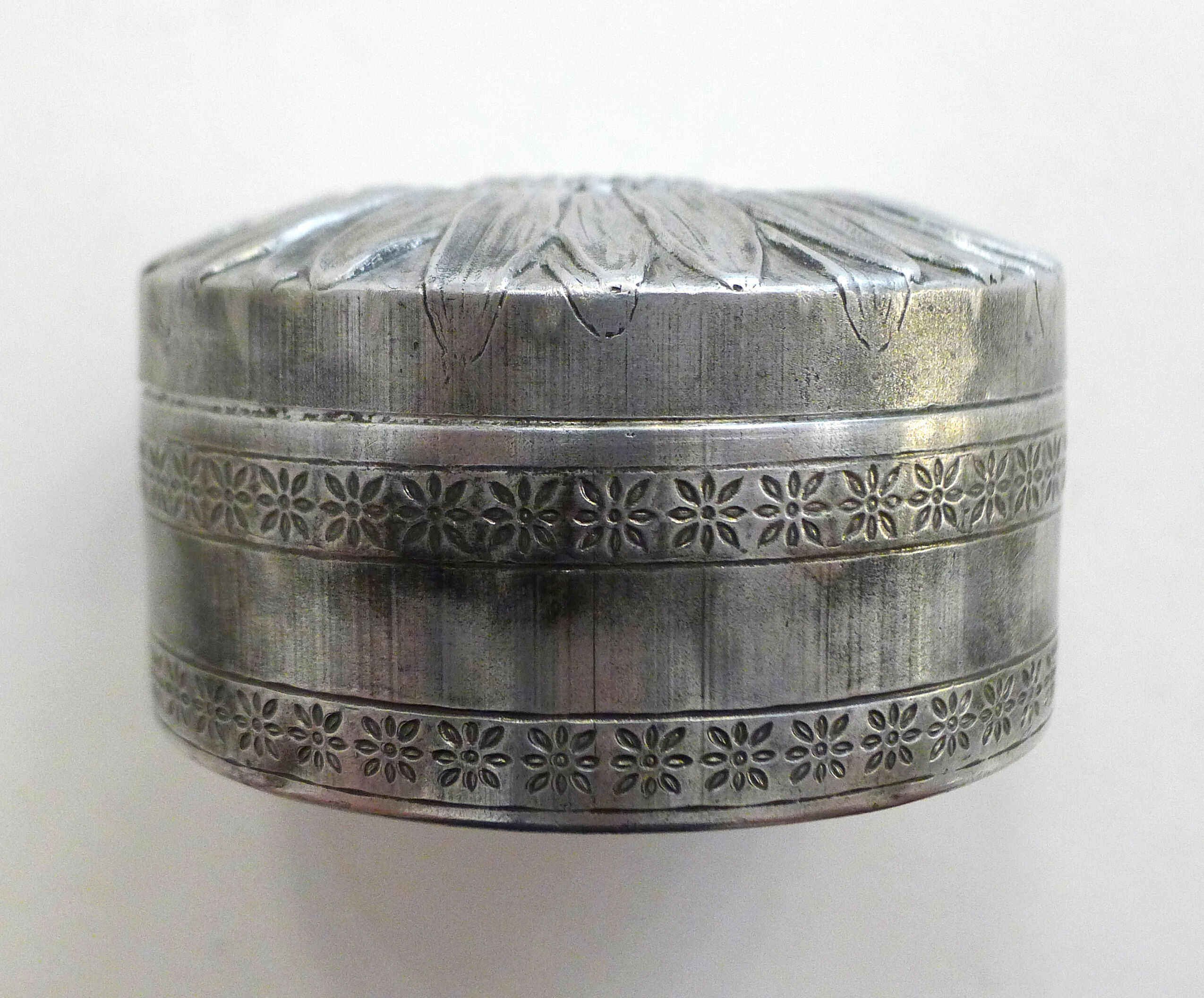 Marguerite round box, made of metal