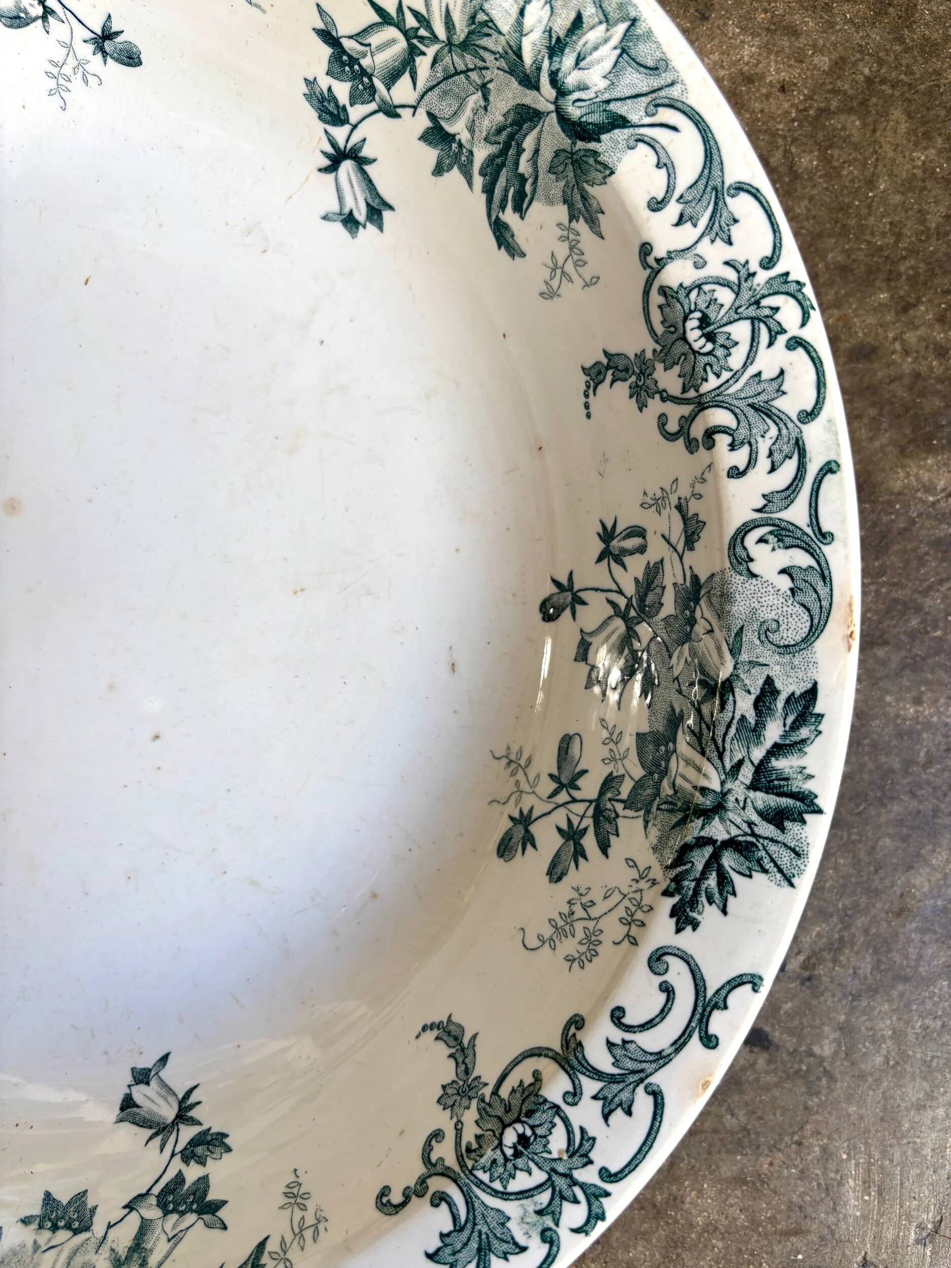 Plat rond creux St Amand & Hamage en terre de fer, service "Campanule"