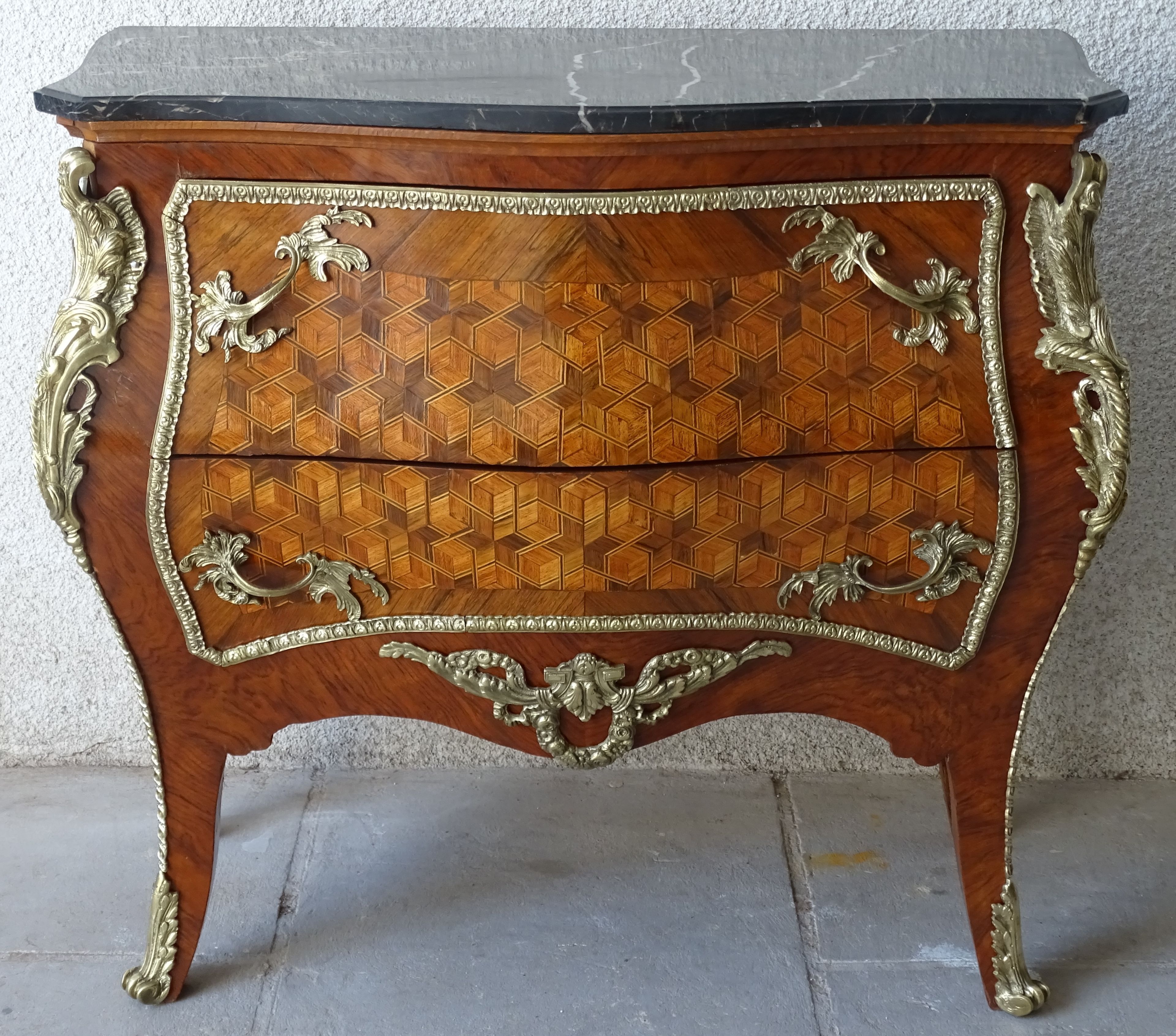 Curved chest of drawers on all sides