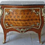 Commode galbée de toutes faces