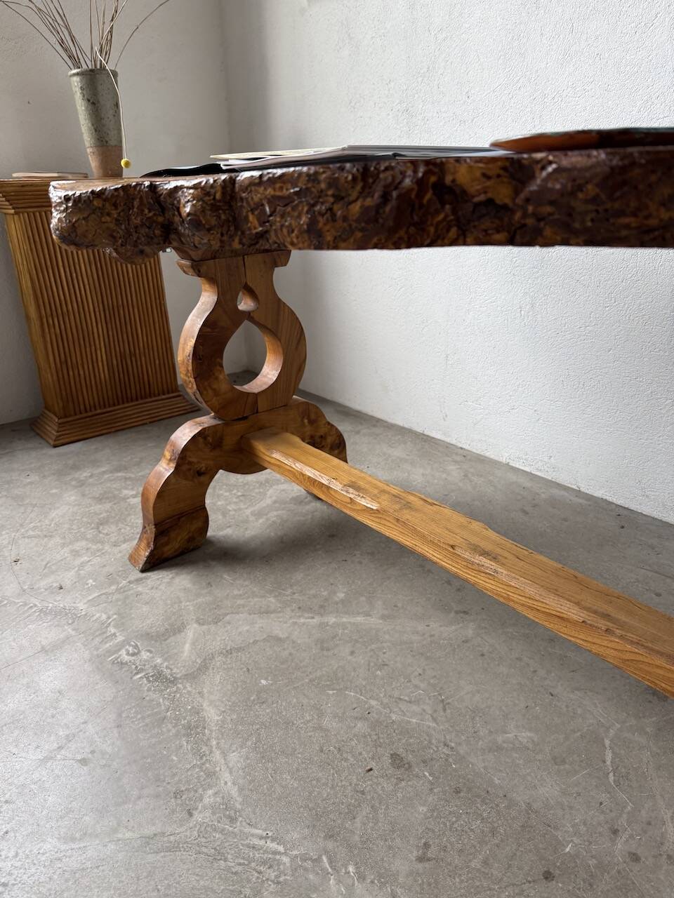 Table artisanale en orme massif, art populaire
