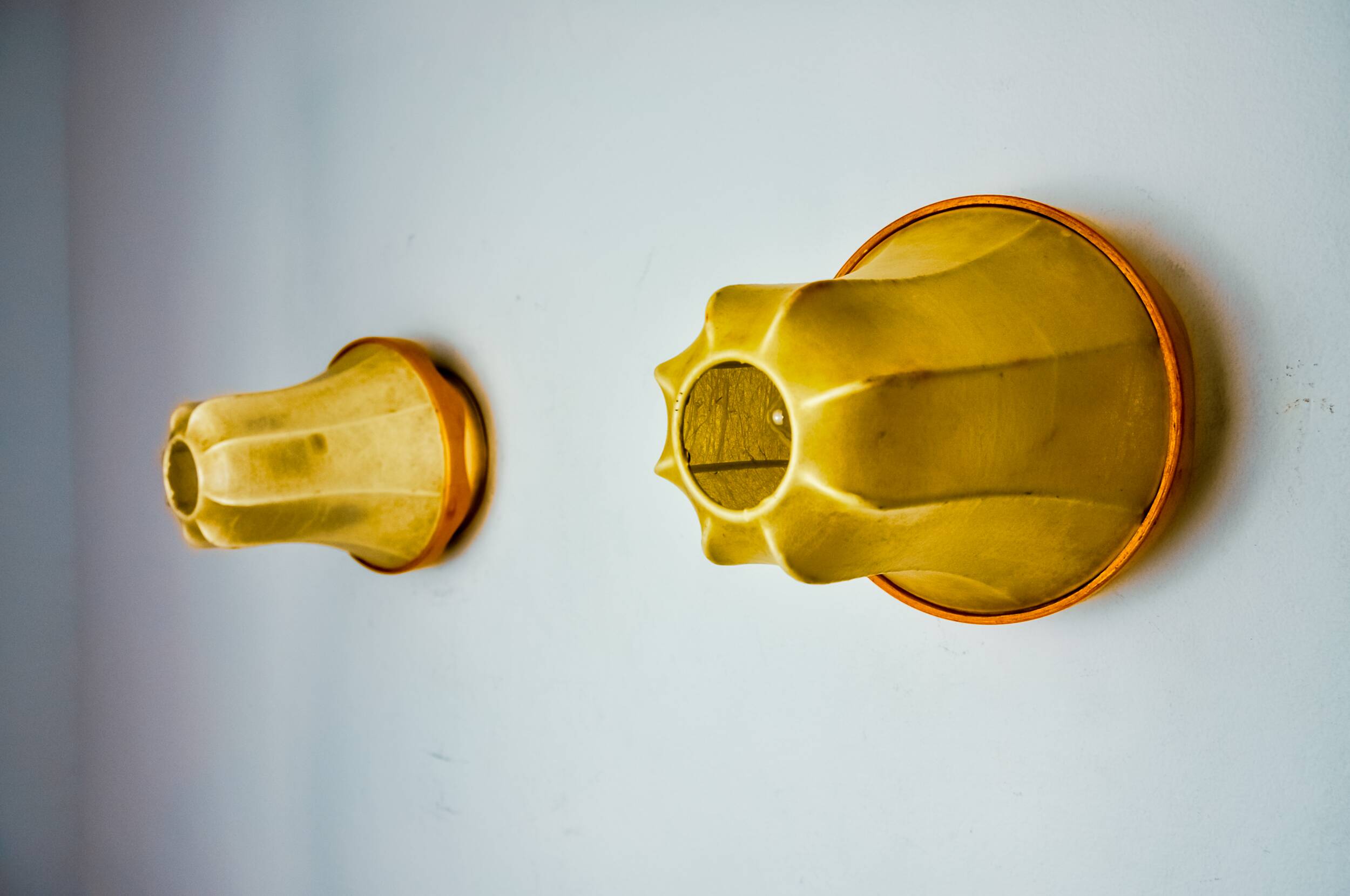 Pair of "cocoon" wall lights, pear shape, resin and pine, Italy, 1970