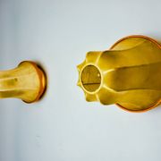 Pair of "cocoon" wall lights, pear shape, resin and pine, Italy, 1970