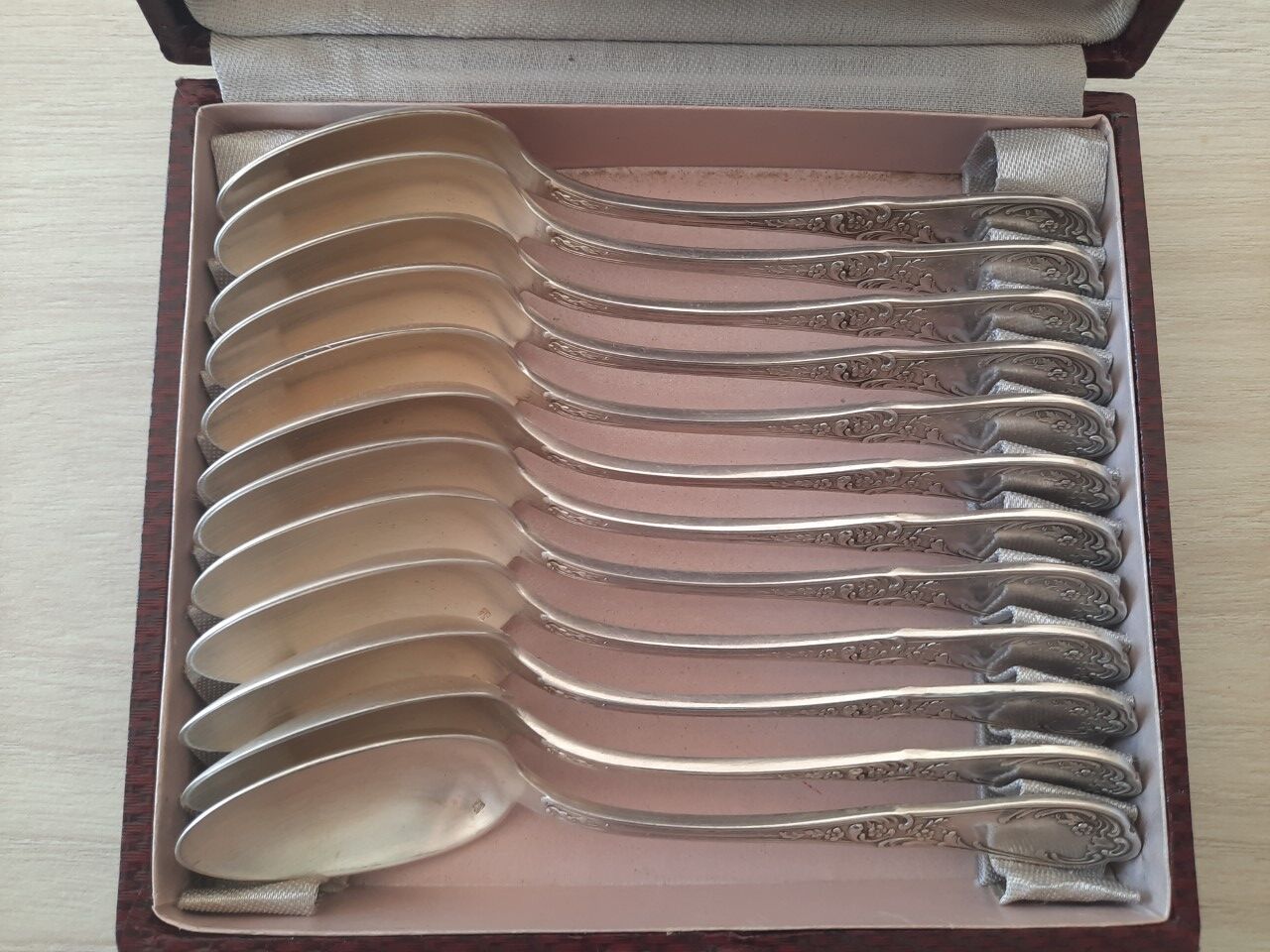 Box of 12 small old spoons in silver metal