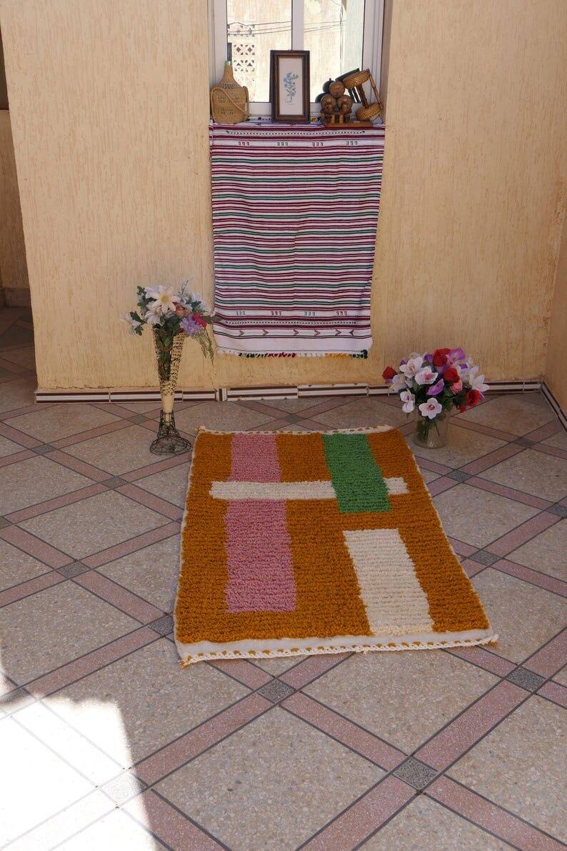 Traditional handmade Berber rug, size 150 x 250 cm