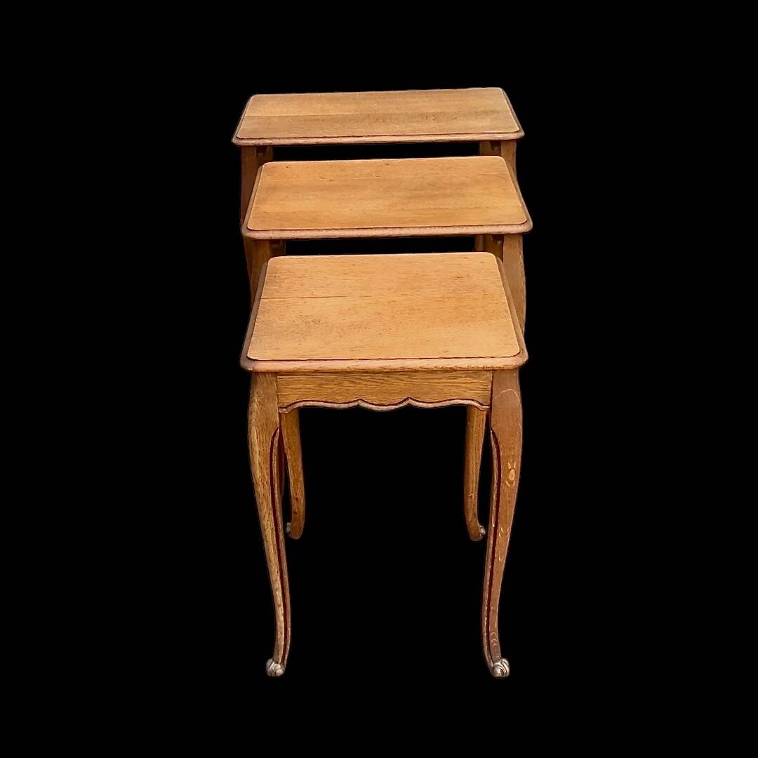 Set of three antique nesting tables in solid oak – cabriole legs