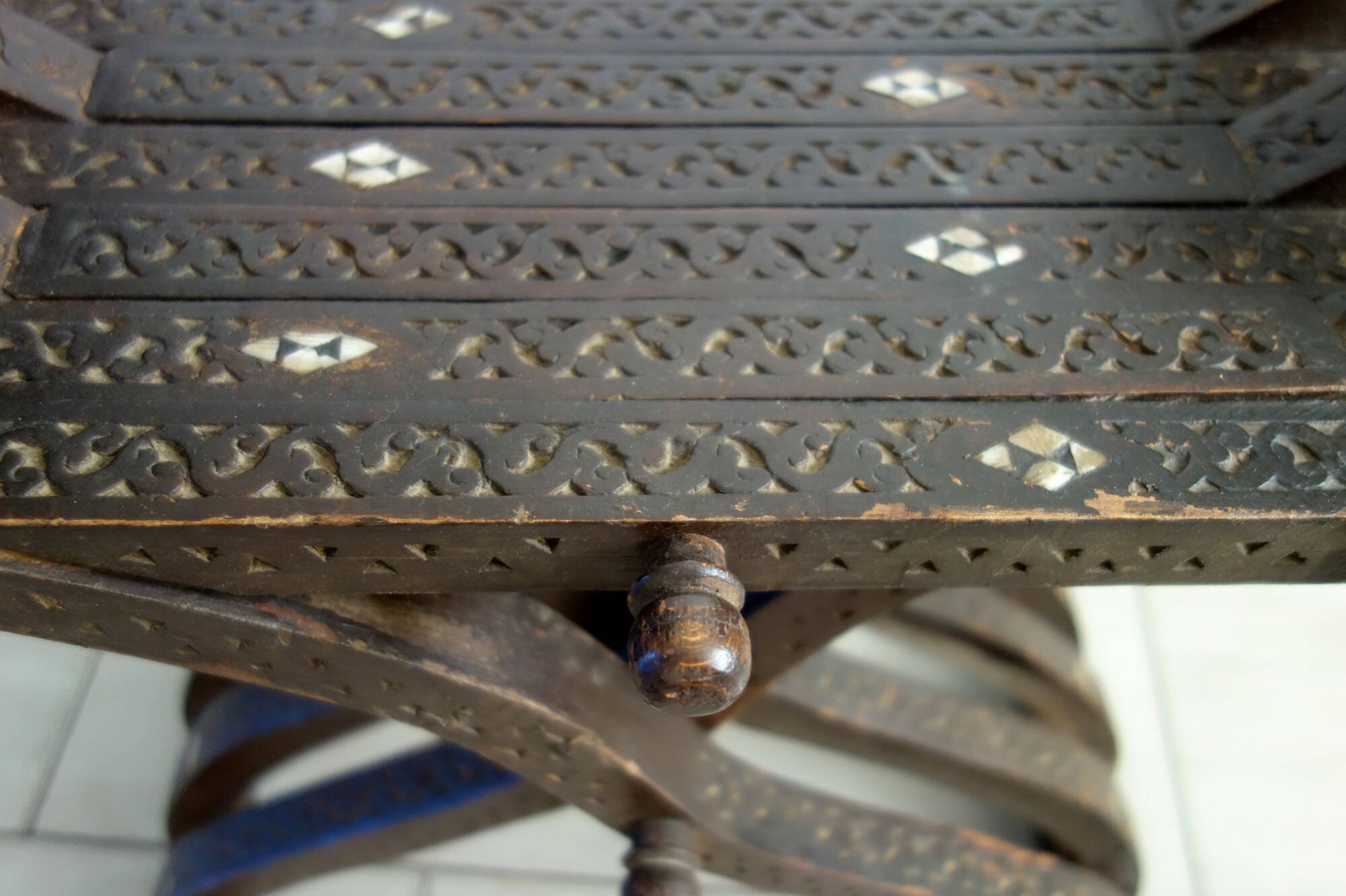 Syrian curule seat in walnut and mother-of-pearl, 19th century.