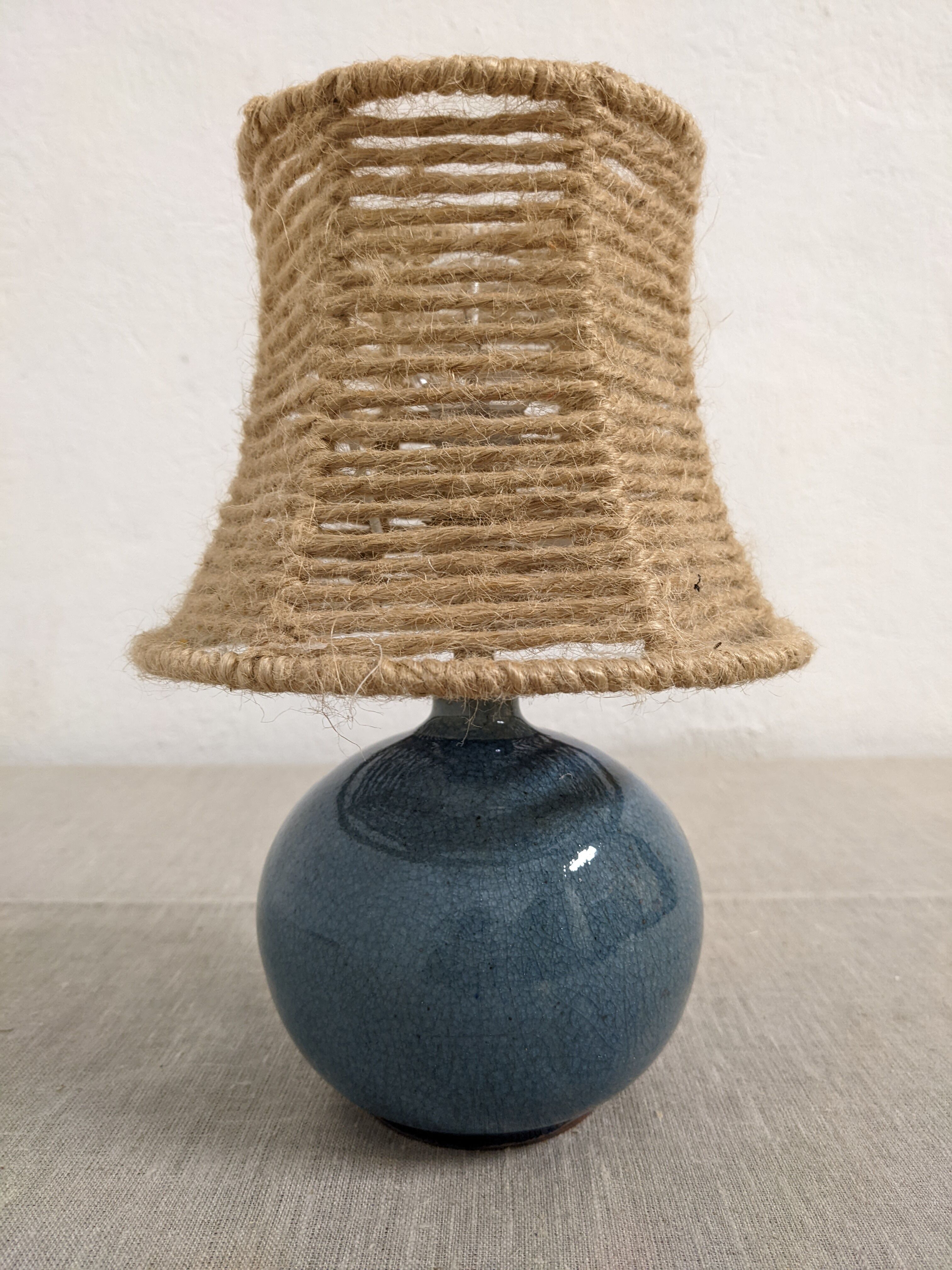 Lampe boule de chevet vintage en grès vernissé et corde de jute
