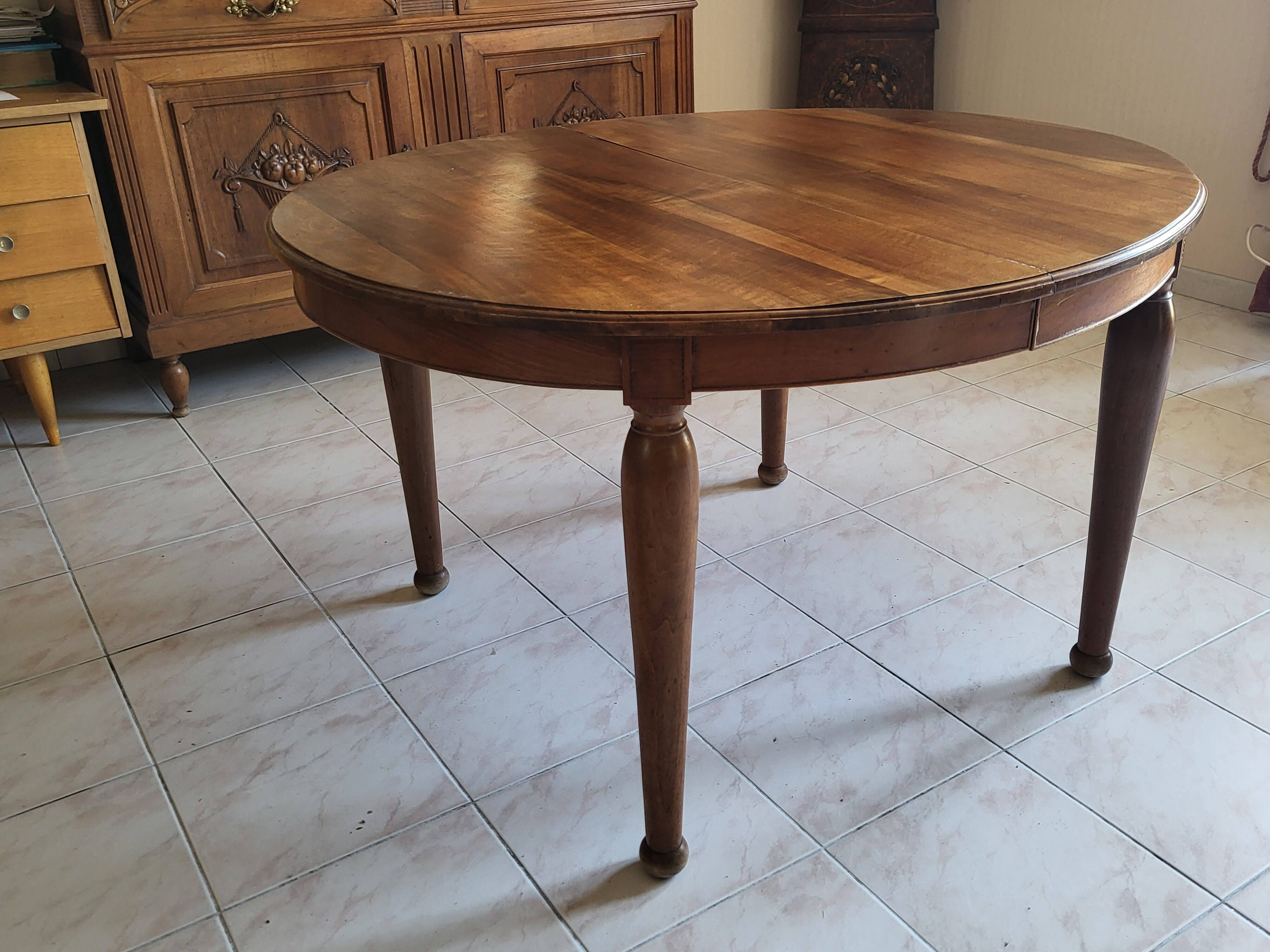 Art Nouveau dining table from 1910 and its 6 matching chairs.