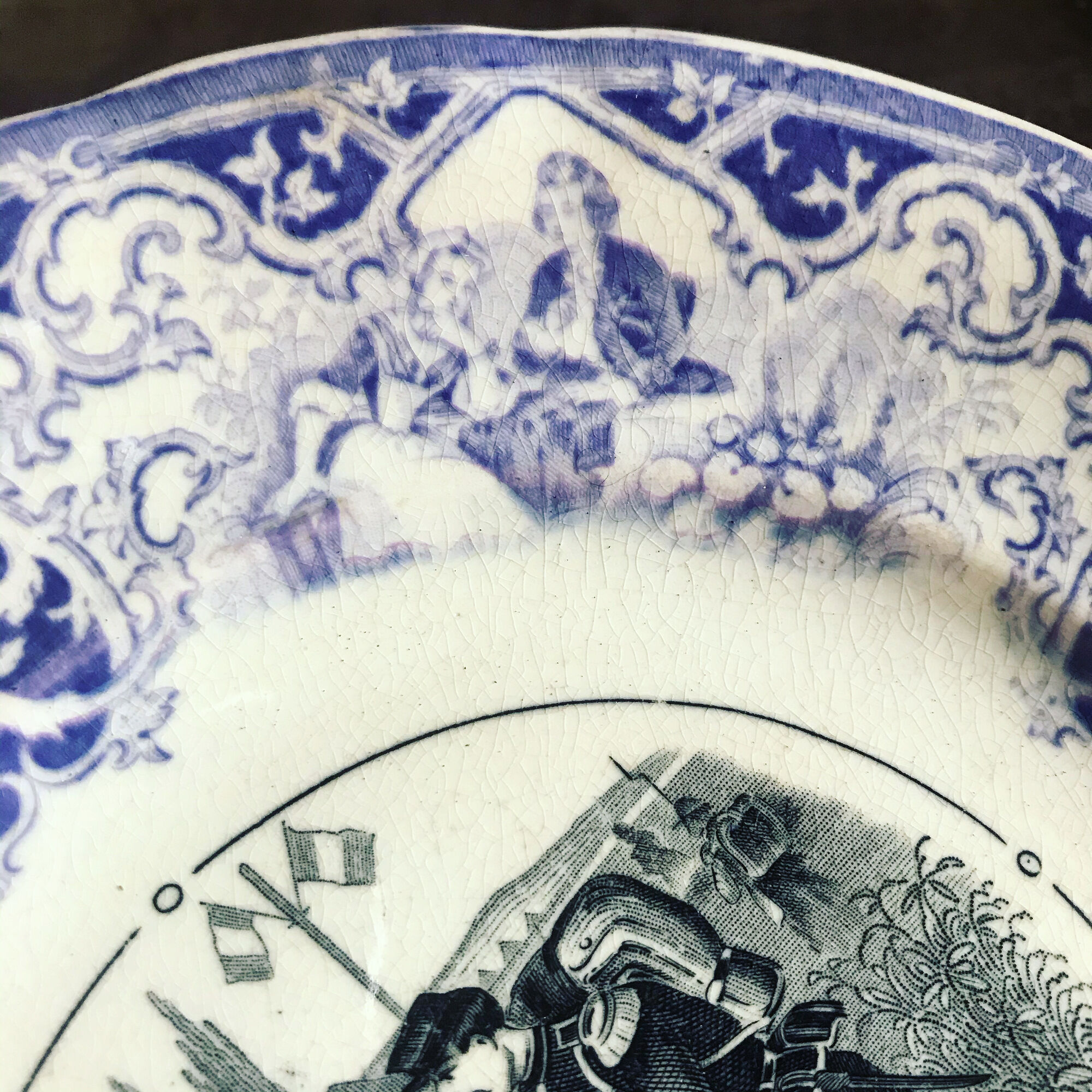 Old talking plate. Opaque from Sarreguemines. 19th century. Violet, black and white. Militaria. Love
