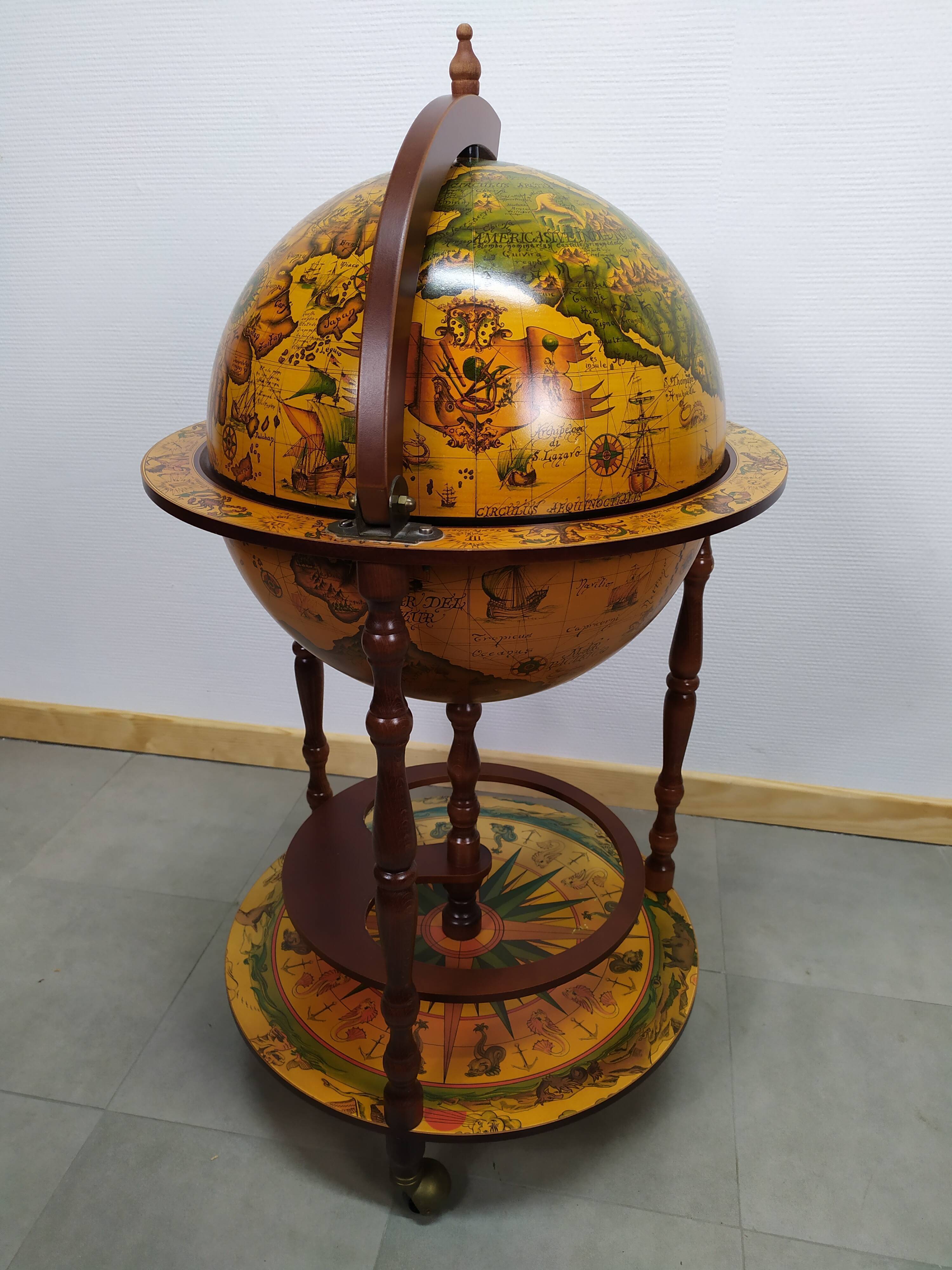 Meuble bar globe en bois sur roulette