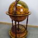 Meuble bar globe en bois sur roulette