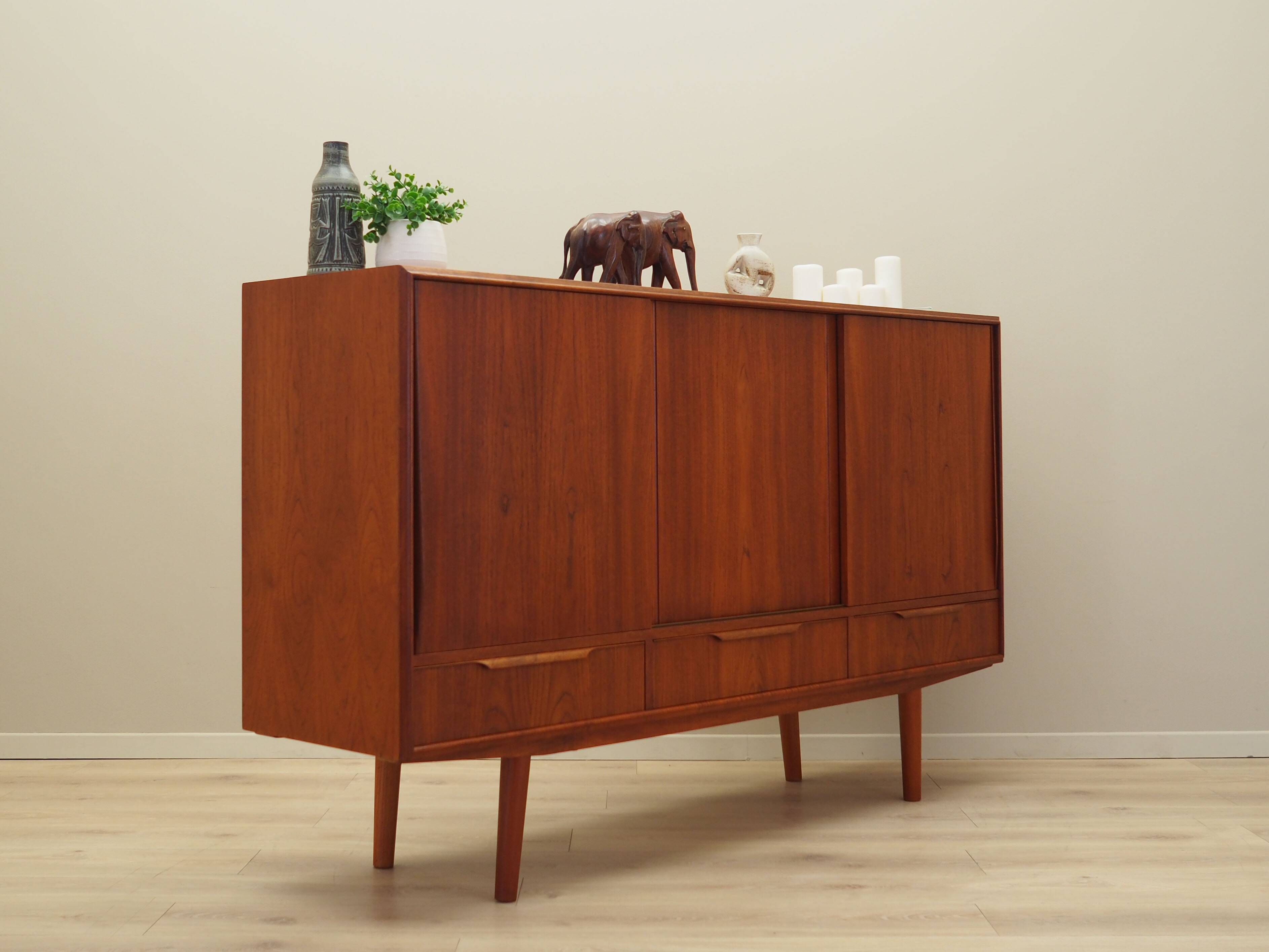 Buffet haut en teck, design danois, années 1970, production : Danemark