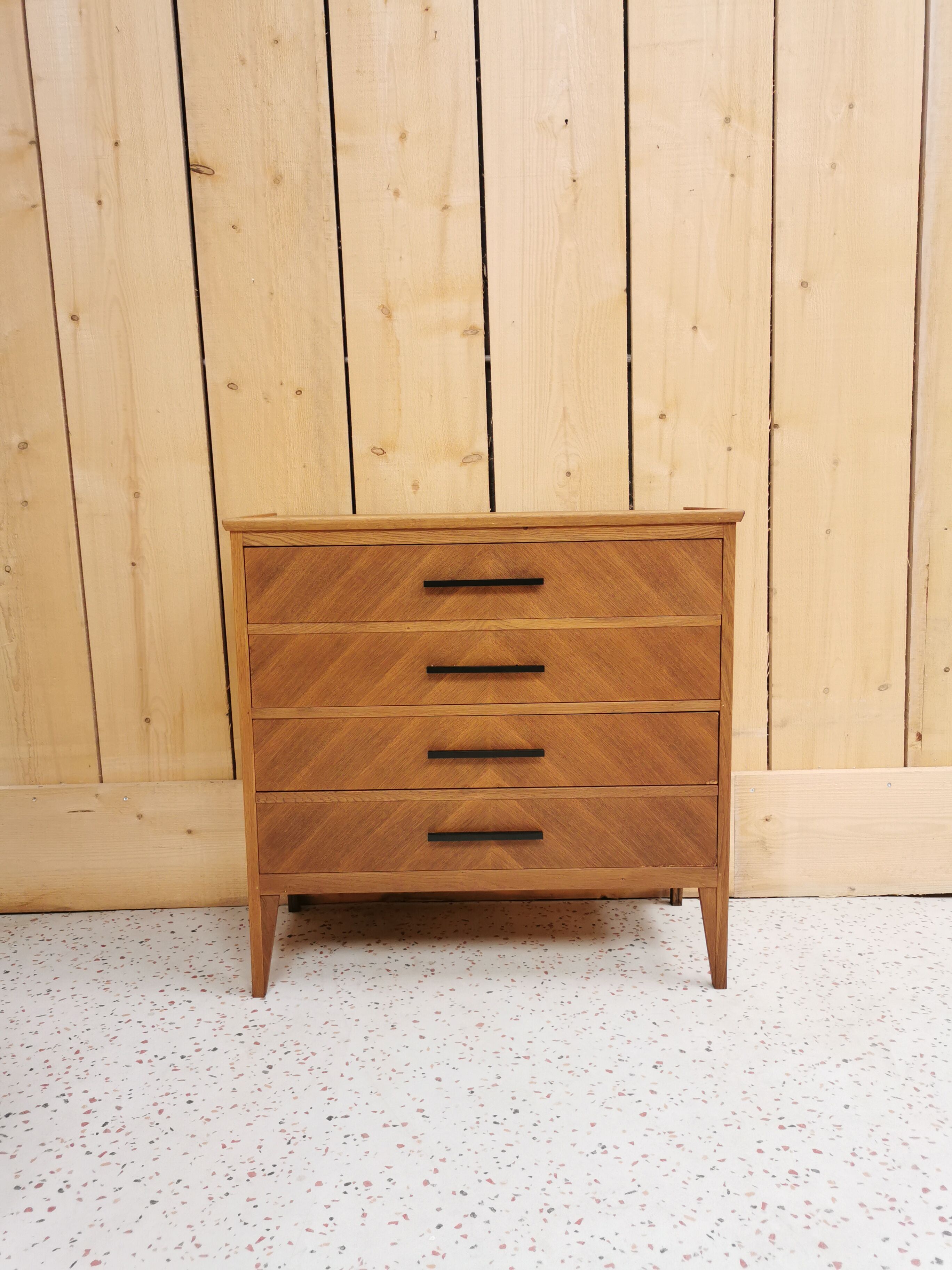 Oak chest of drawers