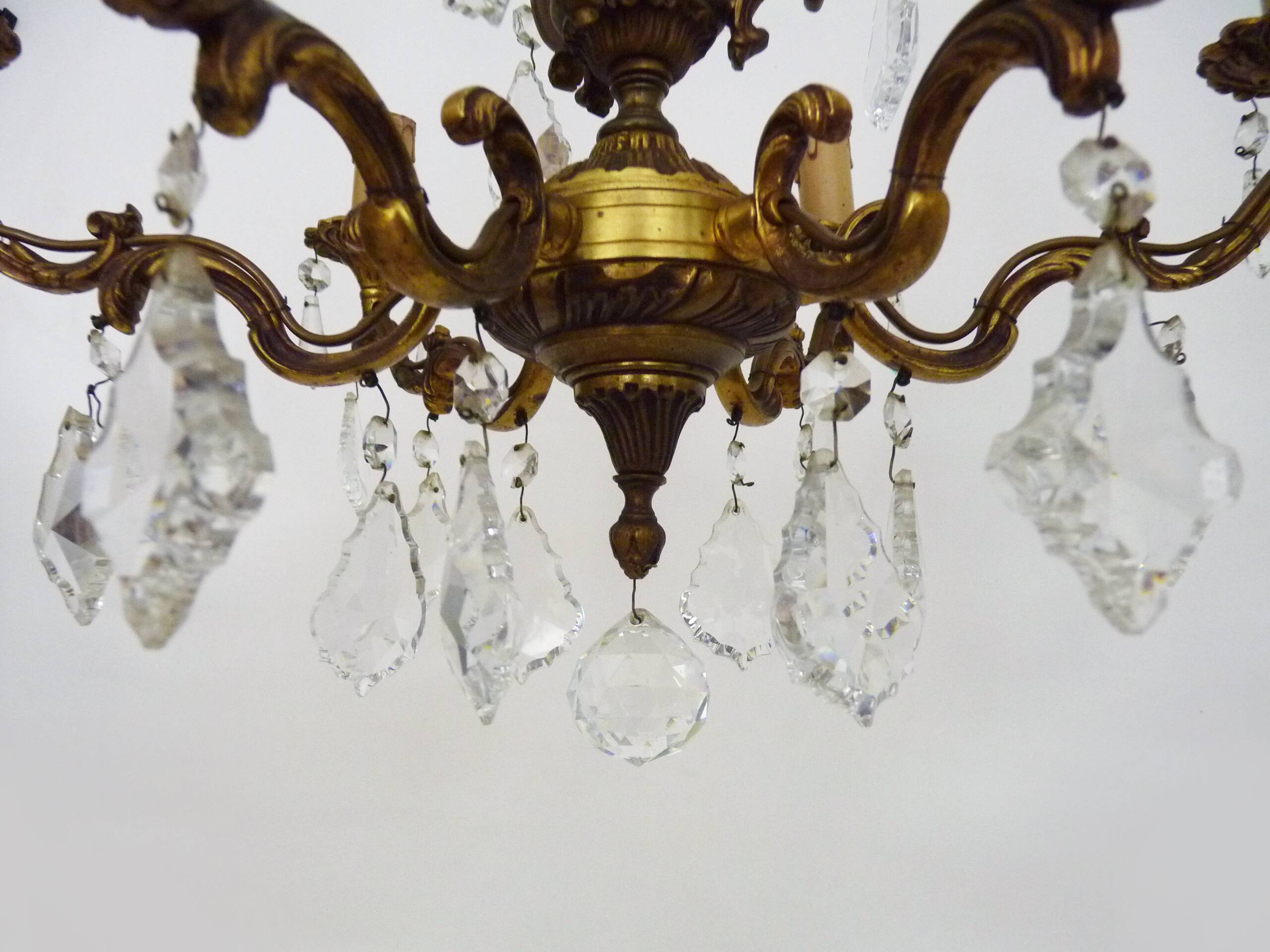 Lustre cage en bronze et pampilles en verre, à 6 feux.