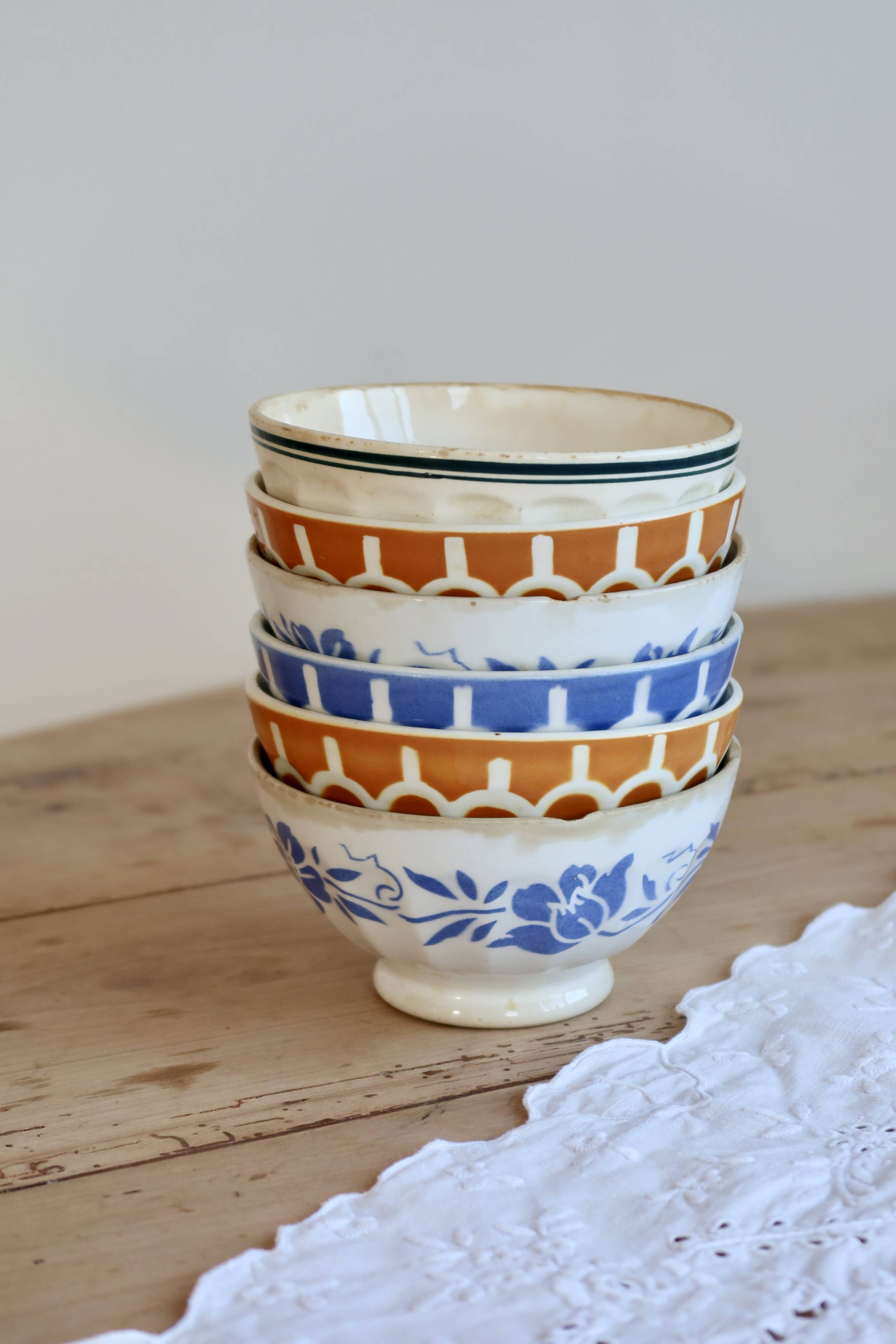 Paire de bols vintage en faïence décor bleu fleuri