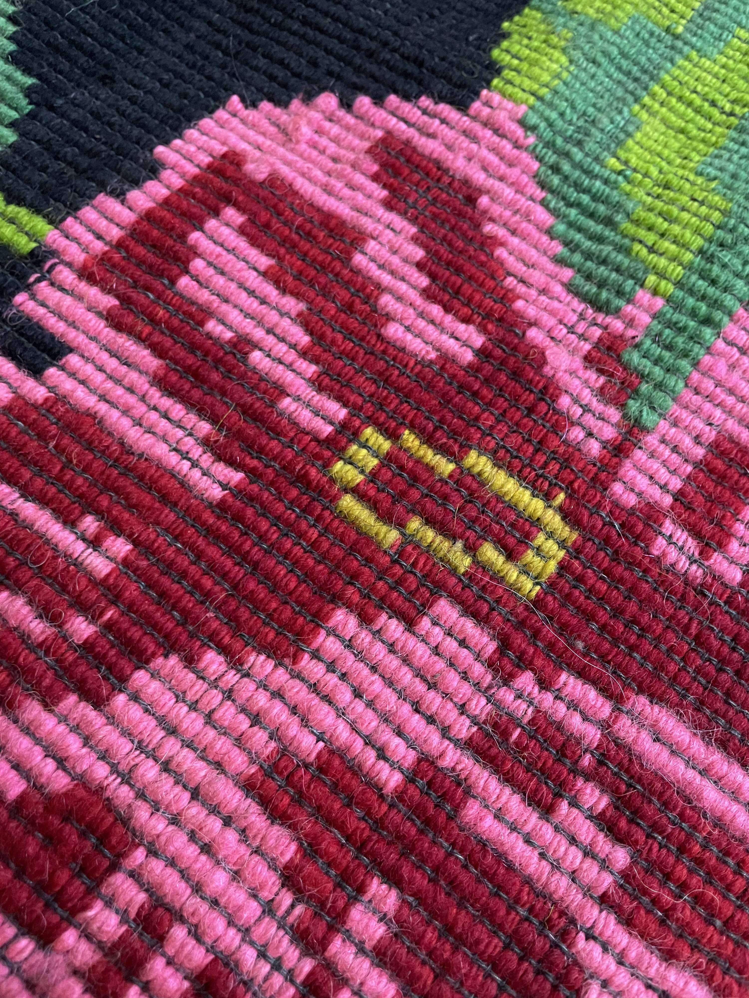 Tapis en laine roumaine tissé à la main avec fleurs roses sur fond noir