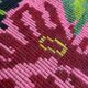 Tapis en laine roumaine tissé à la main avec fleurs roses sur fond noir