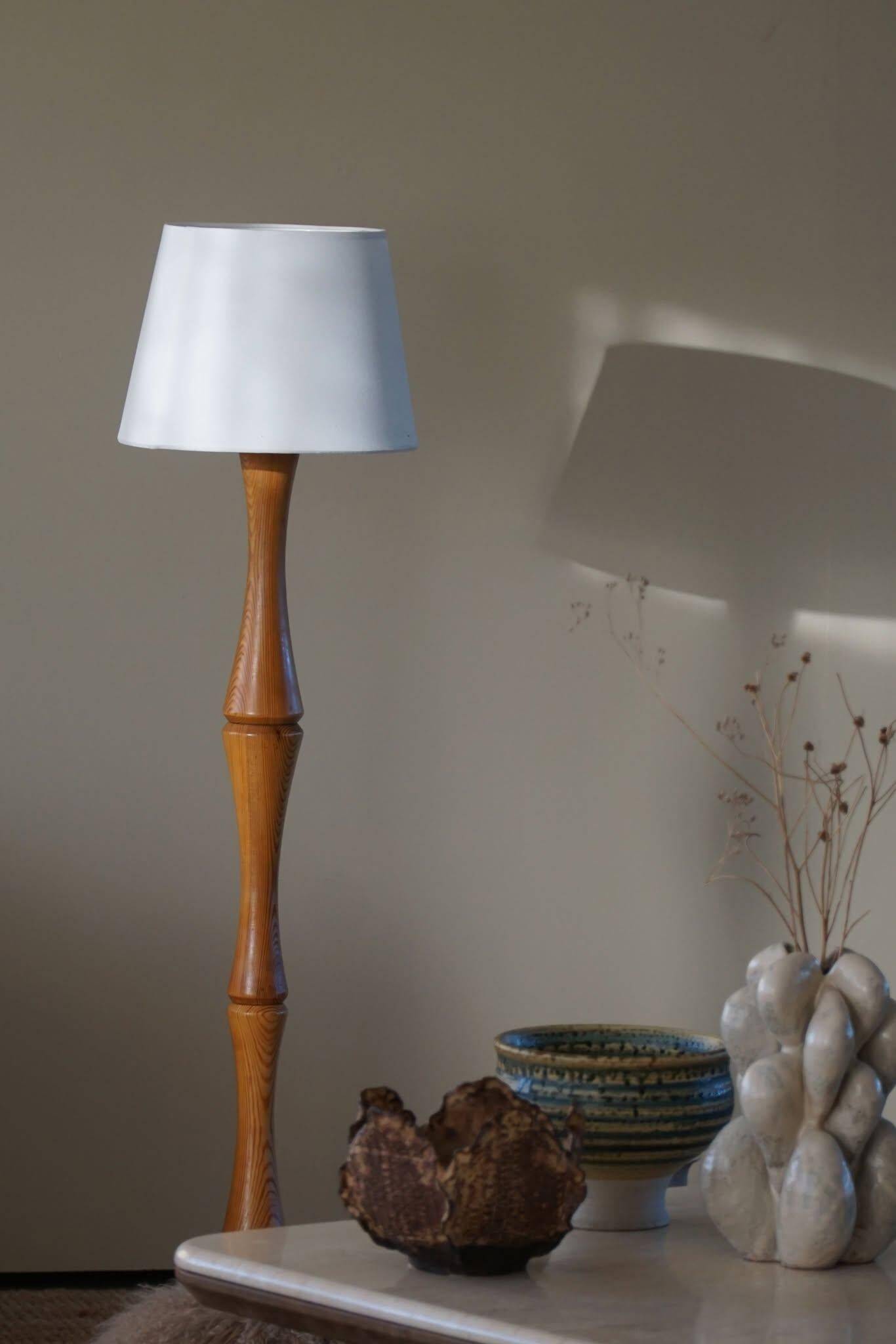 Modern sculptural Scandinavian floor lamp in solid pine, 1970s.