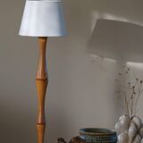 Modern sculptural Scandinavian floor lamp in solid pine, 1970s.