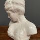 Sculpture en terre cuite émaillage blanc craquelé sujet féminin XXe
