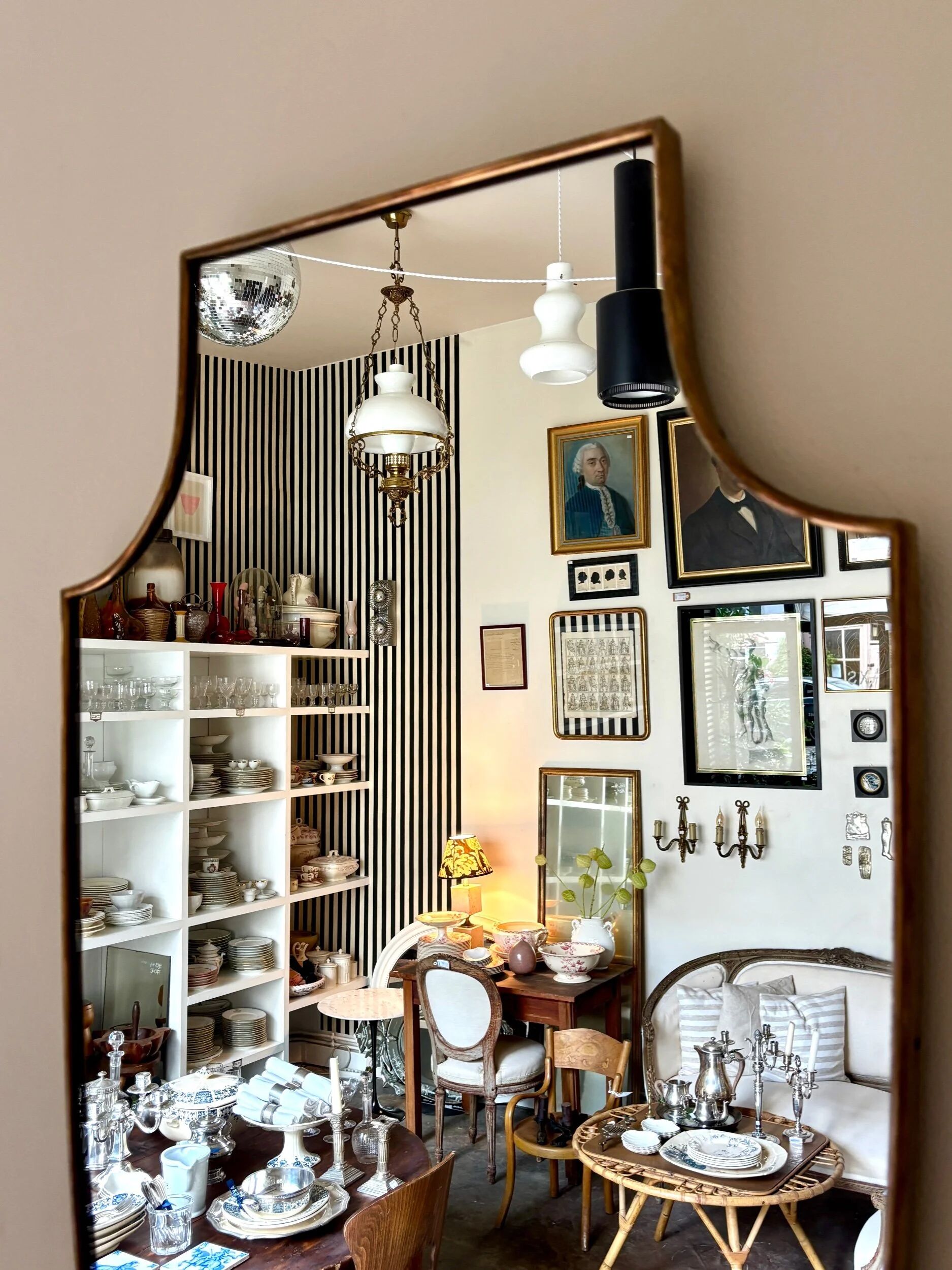 Miroir "écusson" avec cadre en métal doré 86 x 50 cm