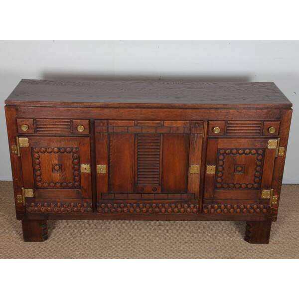 Buffet en chêne et laiton dans le goût de Charles Dudouyt, 1940