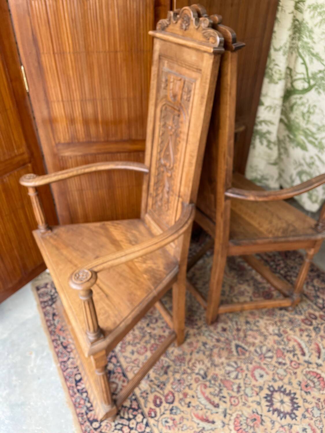 Paire de fauteuils sculptés en noyer de style Renaissance