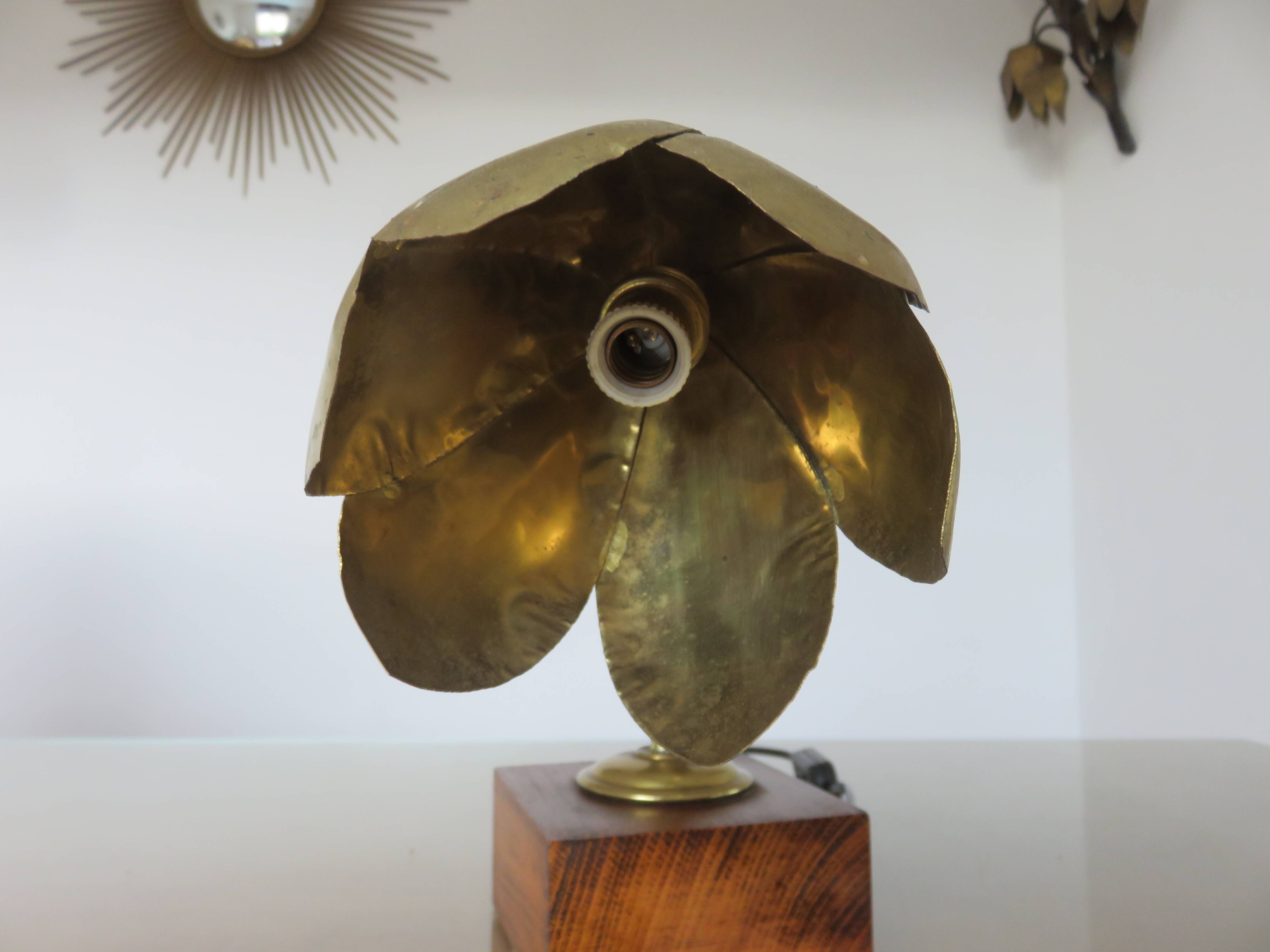 "Flower" lamp in gilded brass and wooden base 1970