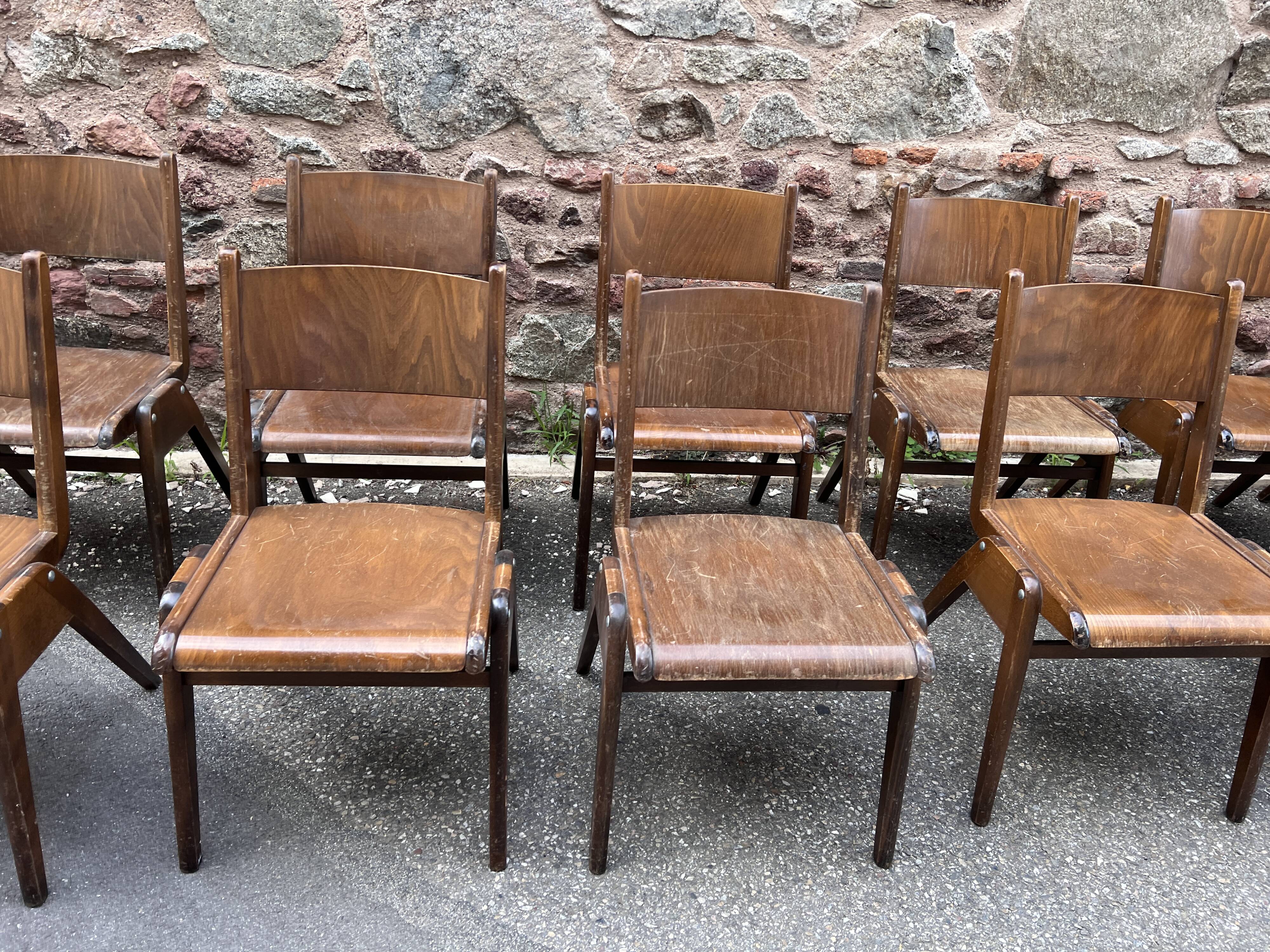 Série de 30 Chaises bistrot empillable