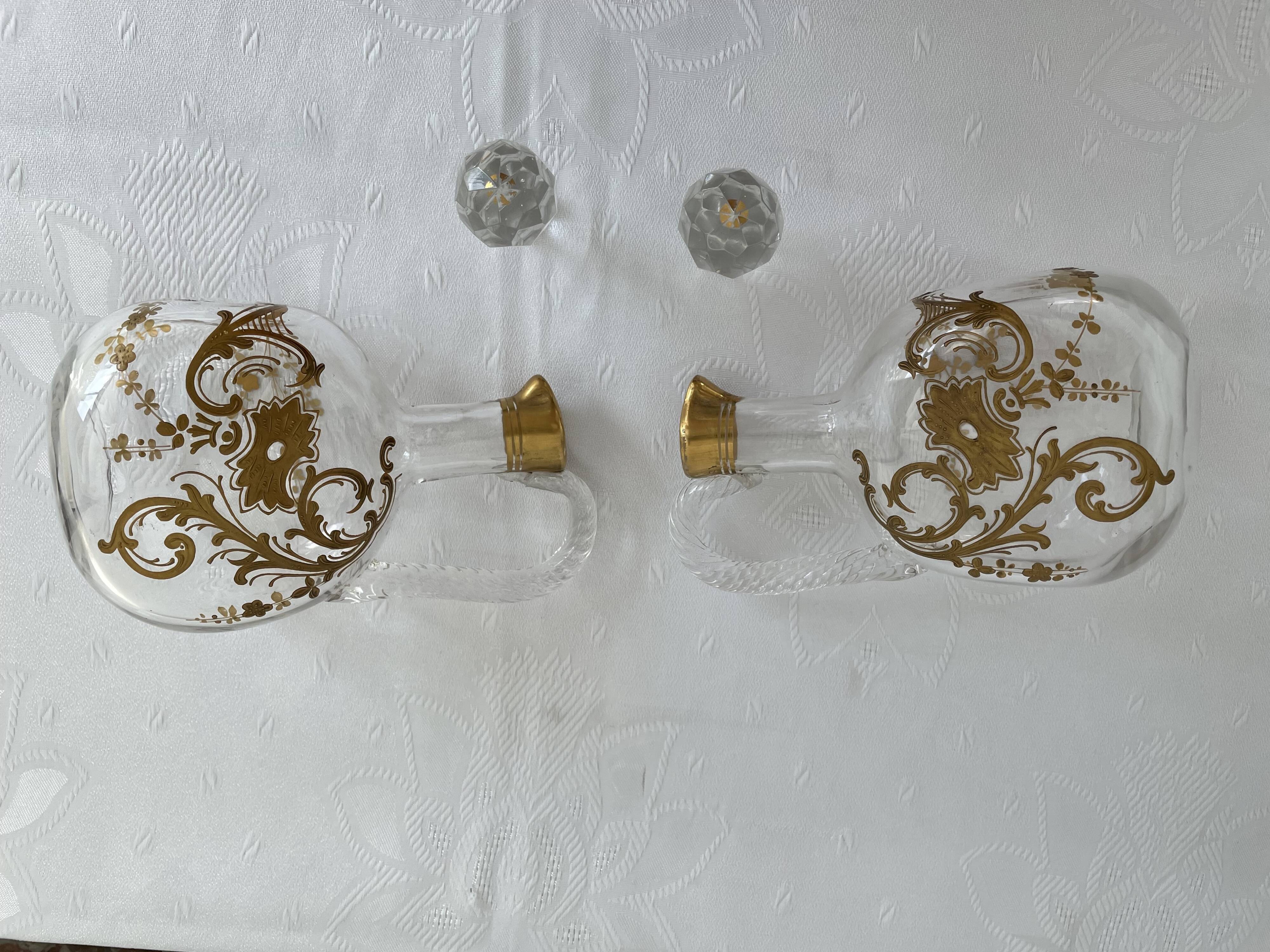 Paire de carafes Cristallerie Baccarat cristal blanc peint à l'or fin, Art Nouveau, 1900