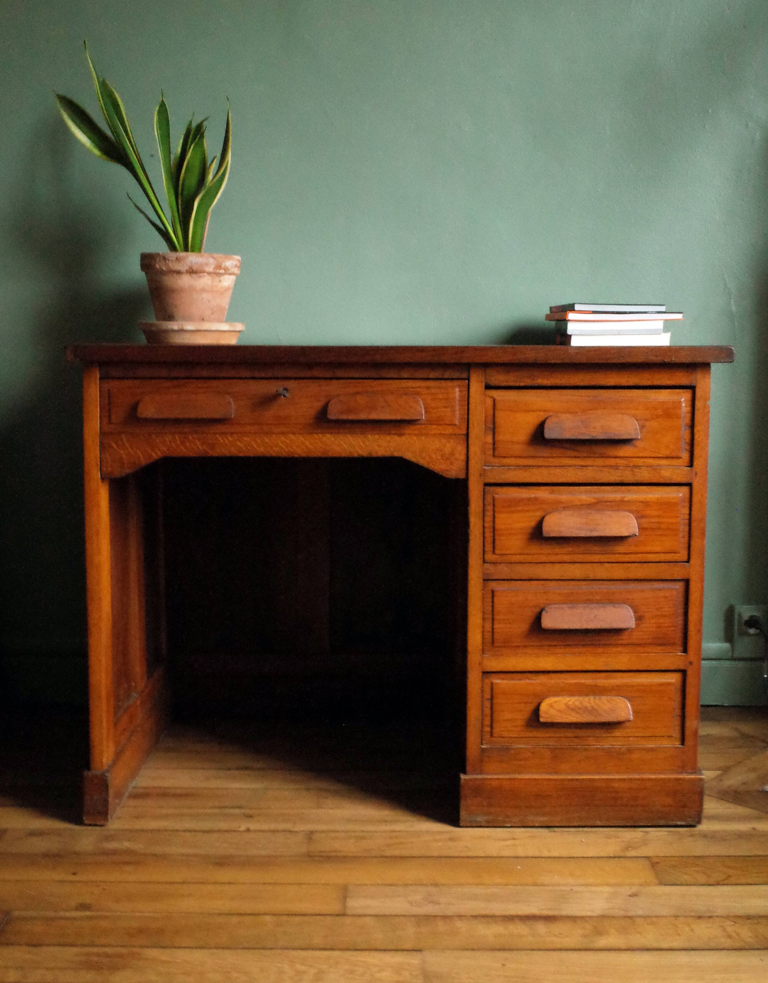 desk of the 40-50