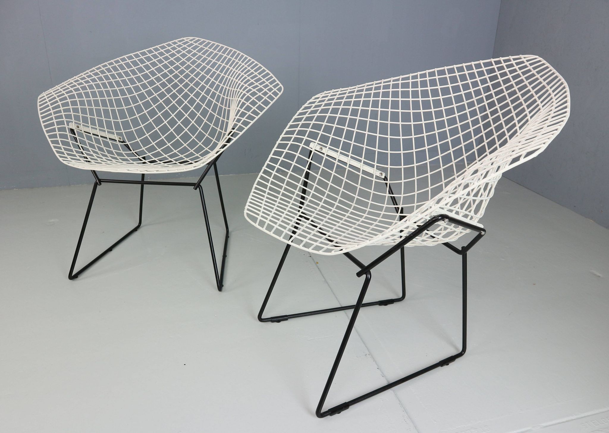 Set of two Diamond chair by Harry Bertoia in white & black metal. 1960s