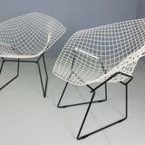 Set of two Diamond chair by Harry Bertoia in white & black metal. 1960s