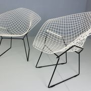 Set of two Diamond chair by Harry Bertoia in white & black metal. 1960s