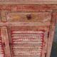 Buffet en bois avec reflets rouges