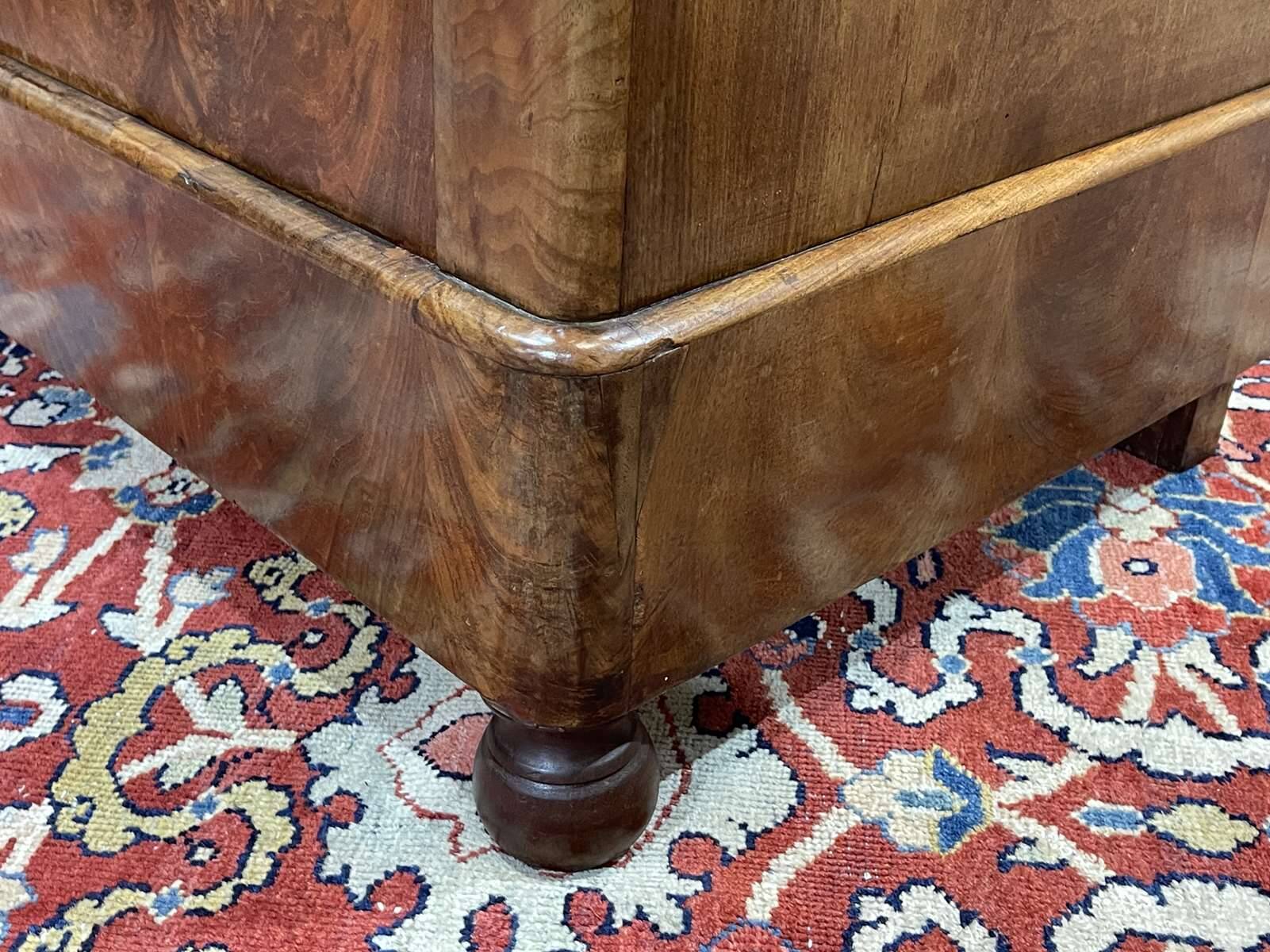 19th century Restoration chest of drawers in mahogany and marble top