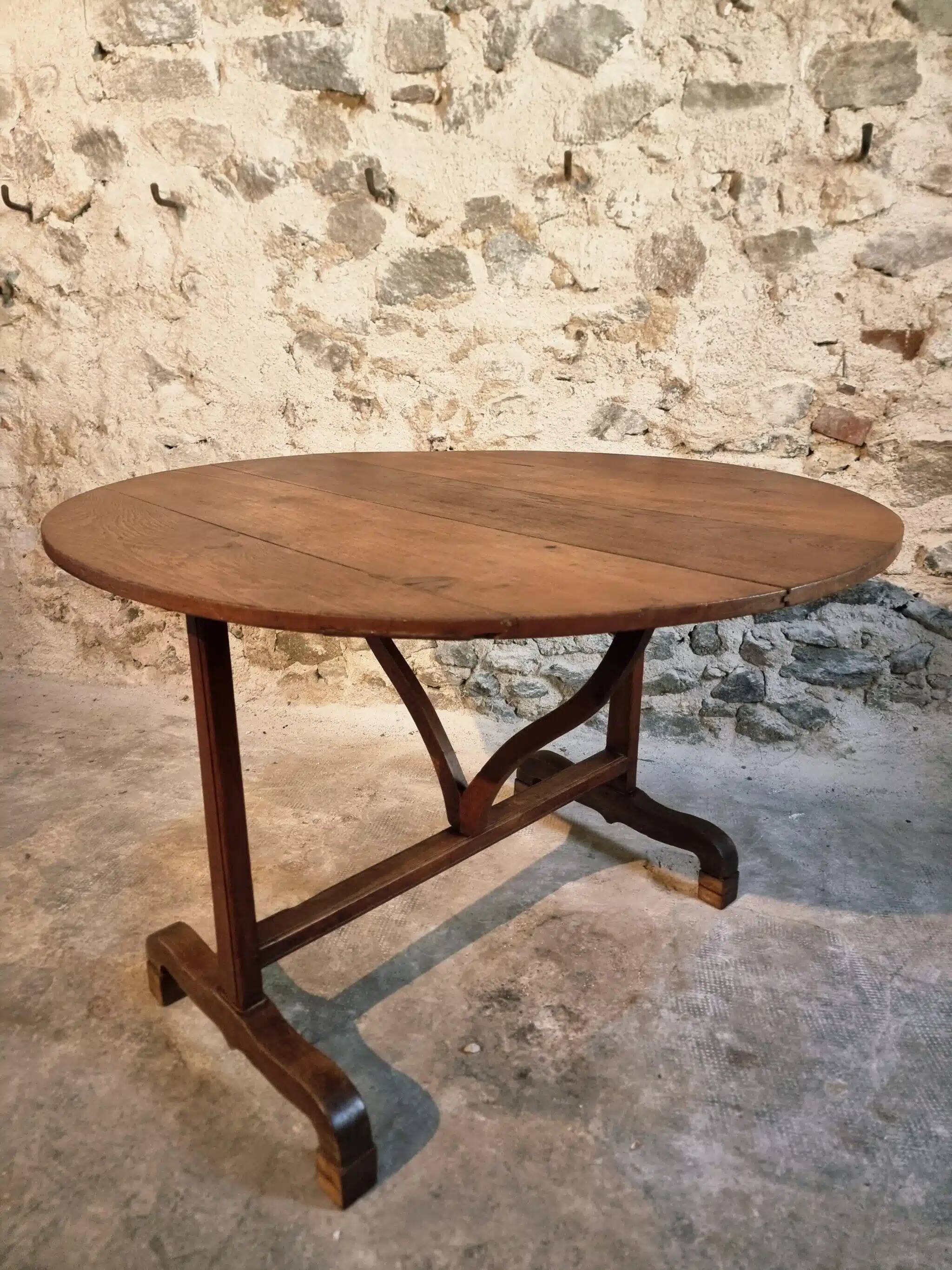 Antique French oak wine table – Loire region – Tilting top – 107 cm diameter