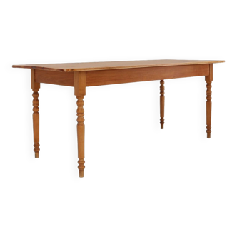 Table de ferme française rustique en bois avec pieds tournés, ca. 1850